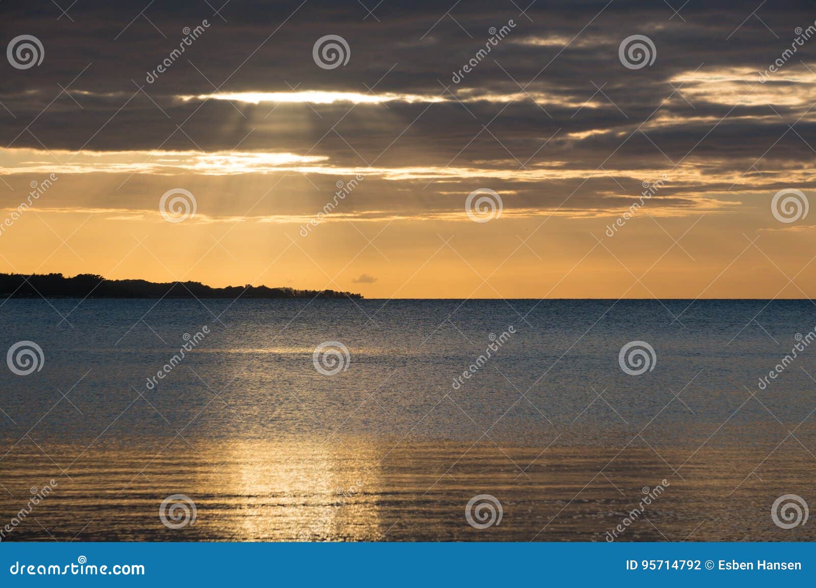 Piękny wschód słońca w lecie spokojnym morzem. Piękny wschód słońca w lecie nad cichym glansowanym morzem I chmury w niebie panorama