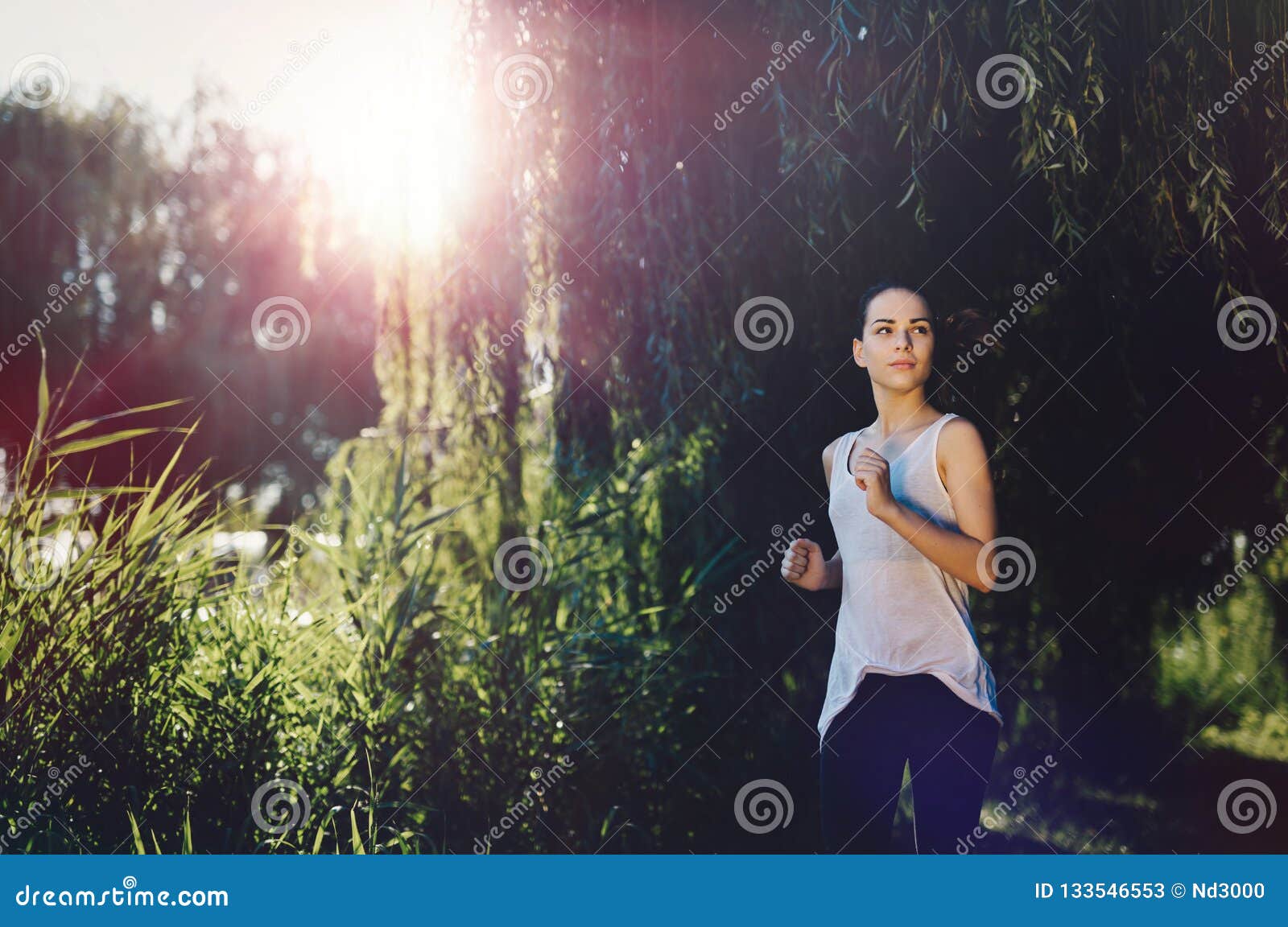 Piękny żeński jogger biegać outside w naturze