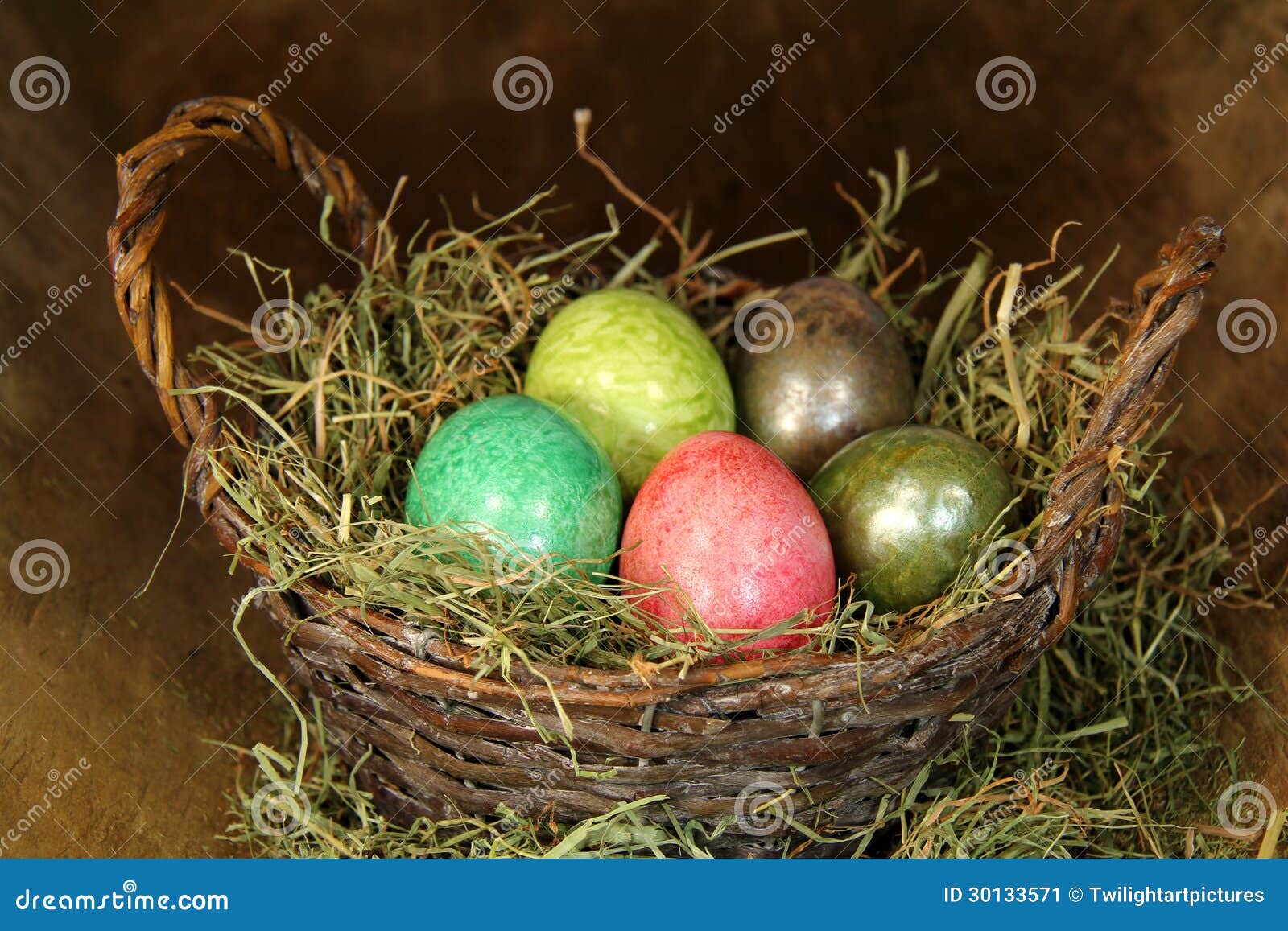 Wielkanocni jajka. Pięć Easter jajek w gniazdeczku