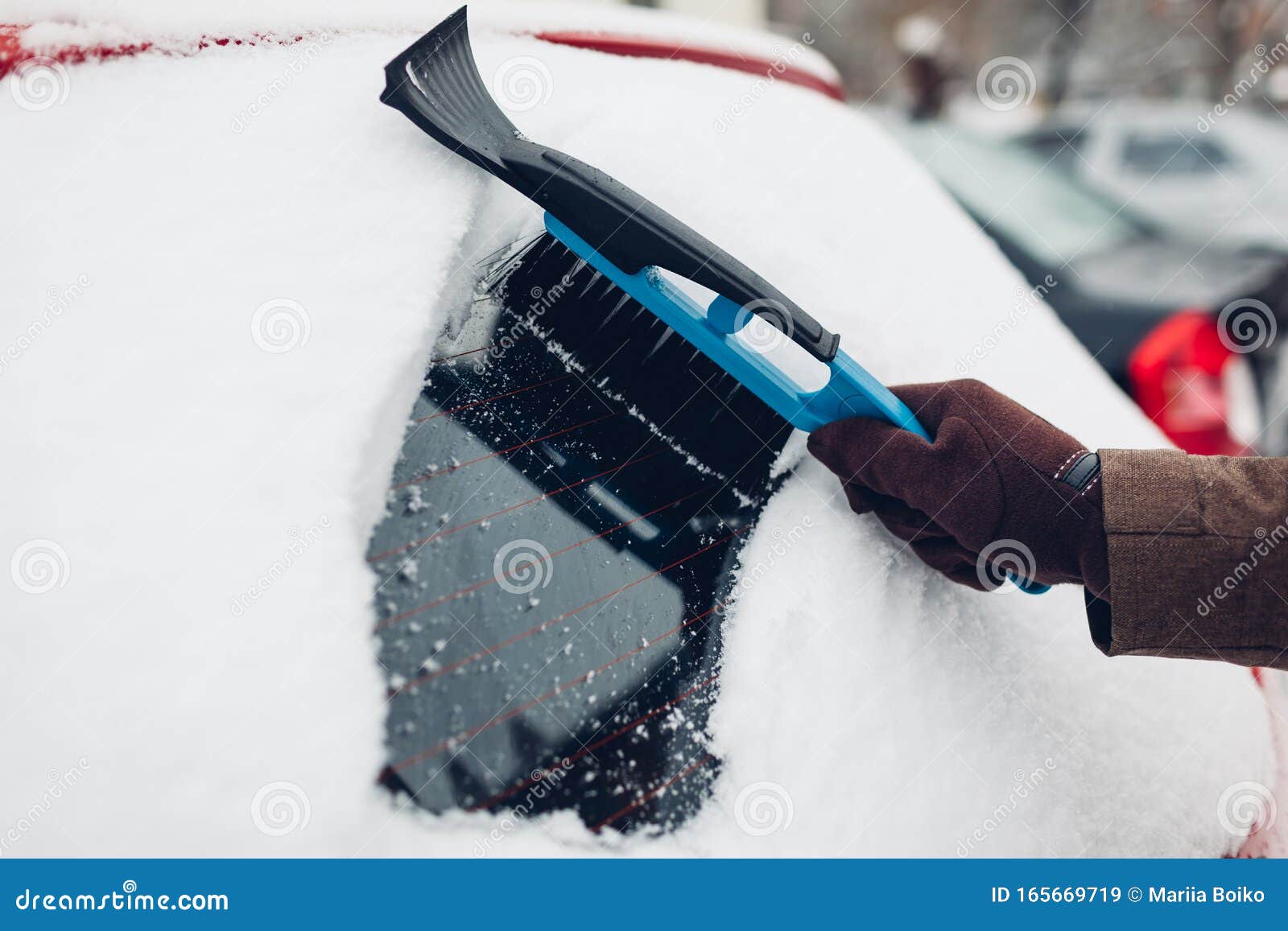 Pkw-Reinigung Durch Schnee Mit Besen Der Mensch Kümmert Sich Um