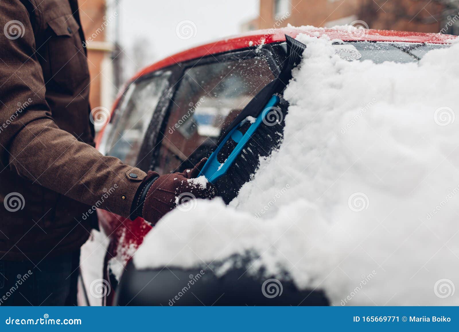 Pkw-Reinigung Durch Schnee Mit Besen Mann Kümmert Sich Um Autofenster  Entfernen Eis Mit Bürste Im Freien Stockbild - Bild von nahaufnahme,  automobil: 165669771