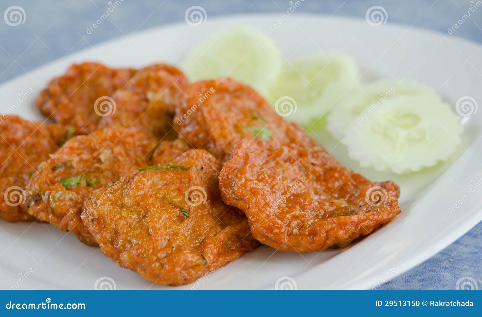 Pla di Tod Mun. Crocchetta di pesci fritta piccante servita con il cetriolo