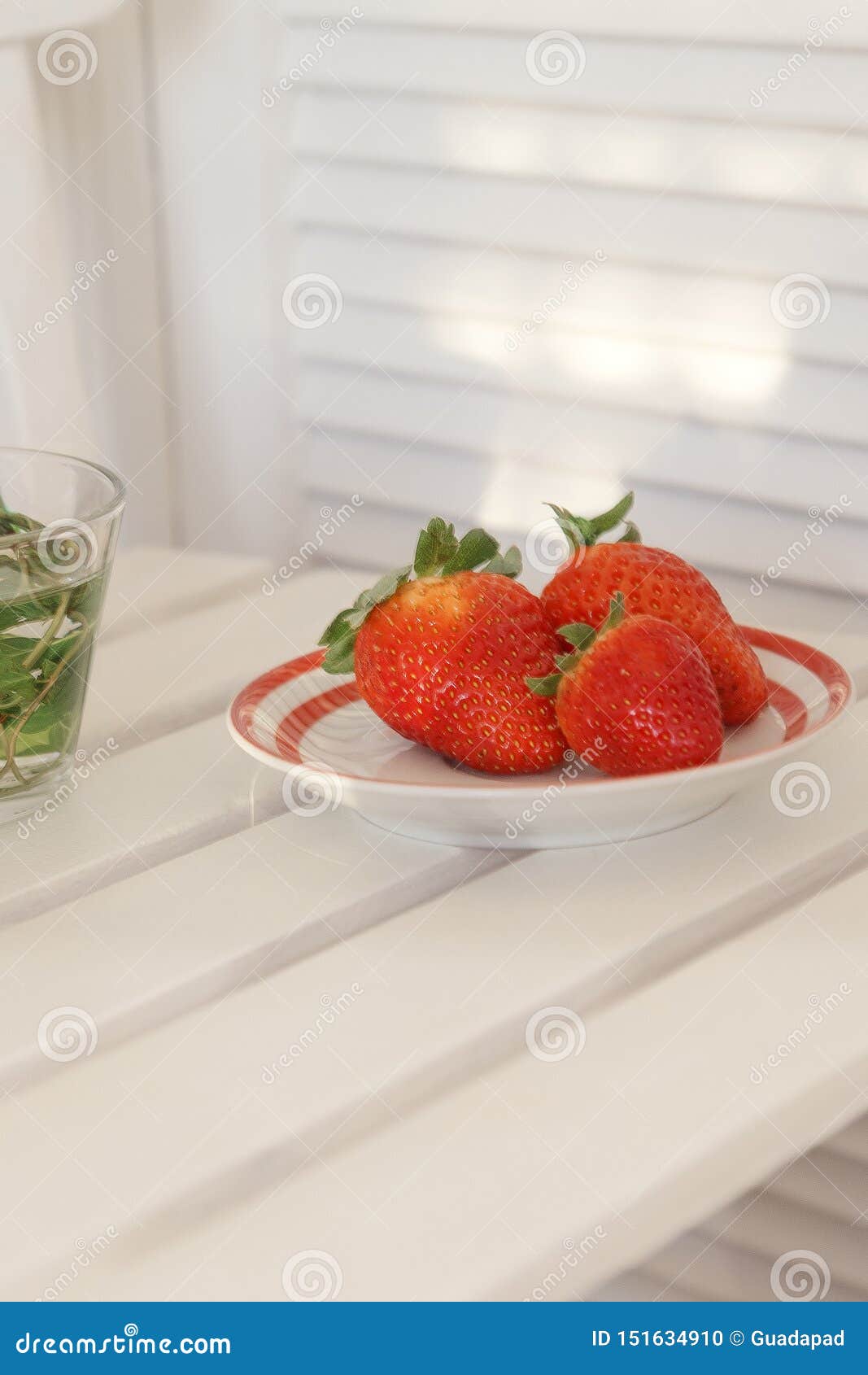 Placa agradable del vintage con las fresas sobre la tabla blanca en un día soleado Forma de vida fresca y sana sobre la tabla blanca en un día soleado Forma de vida fresca y sana