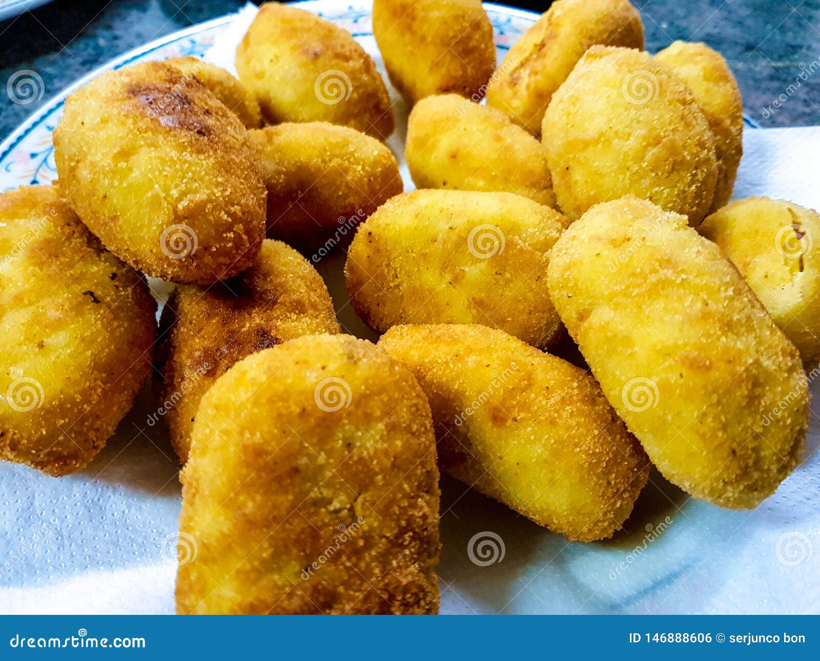 Croquete caseiro tradicional espanhol no garfo com fundo escuro