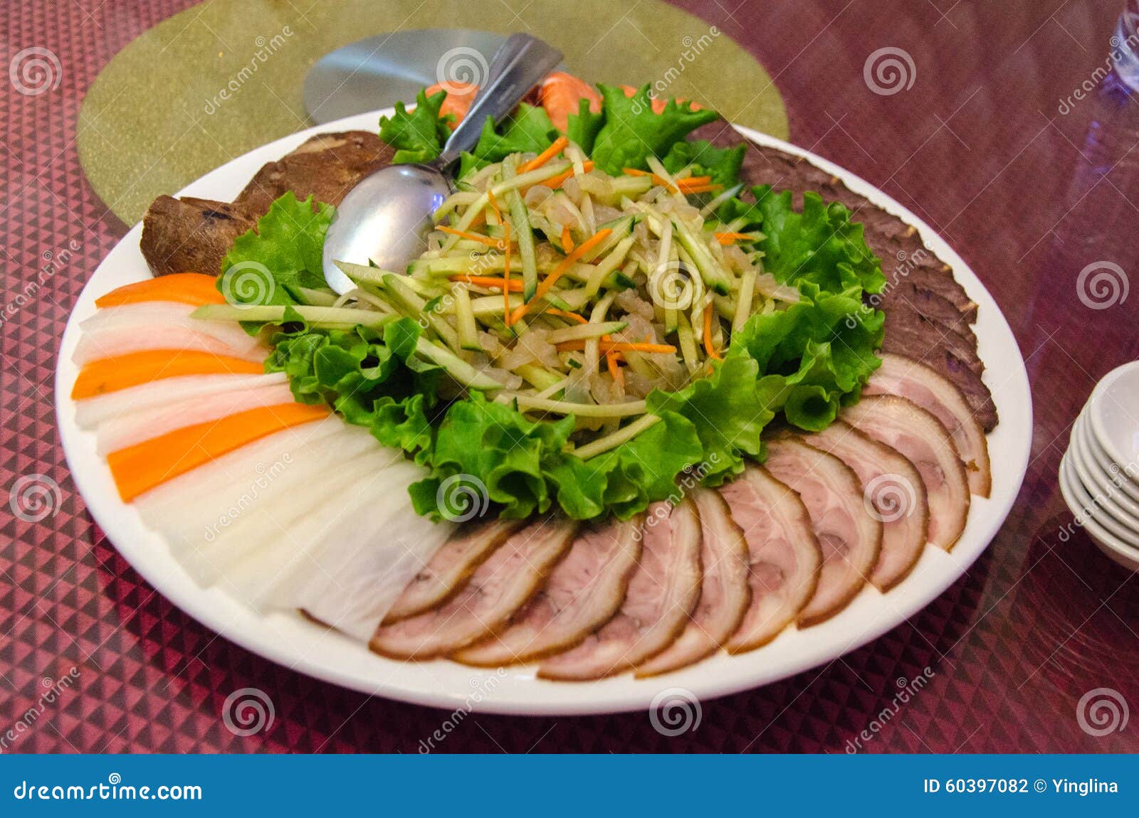 Placa da salada chinesa com medusa, carne, carne de porco, e vegetais