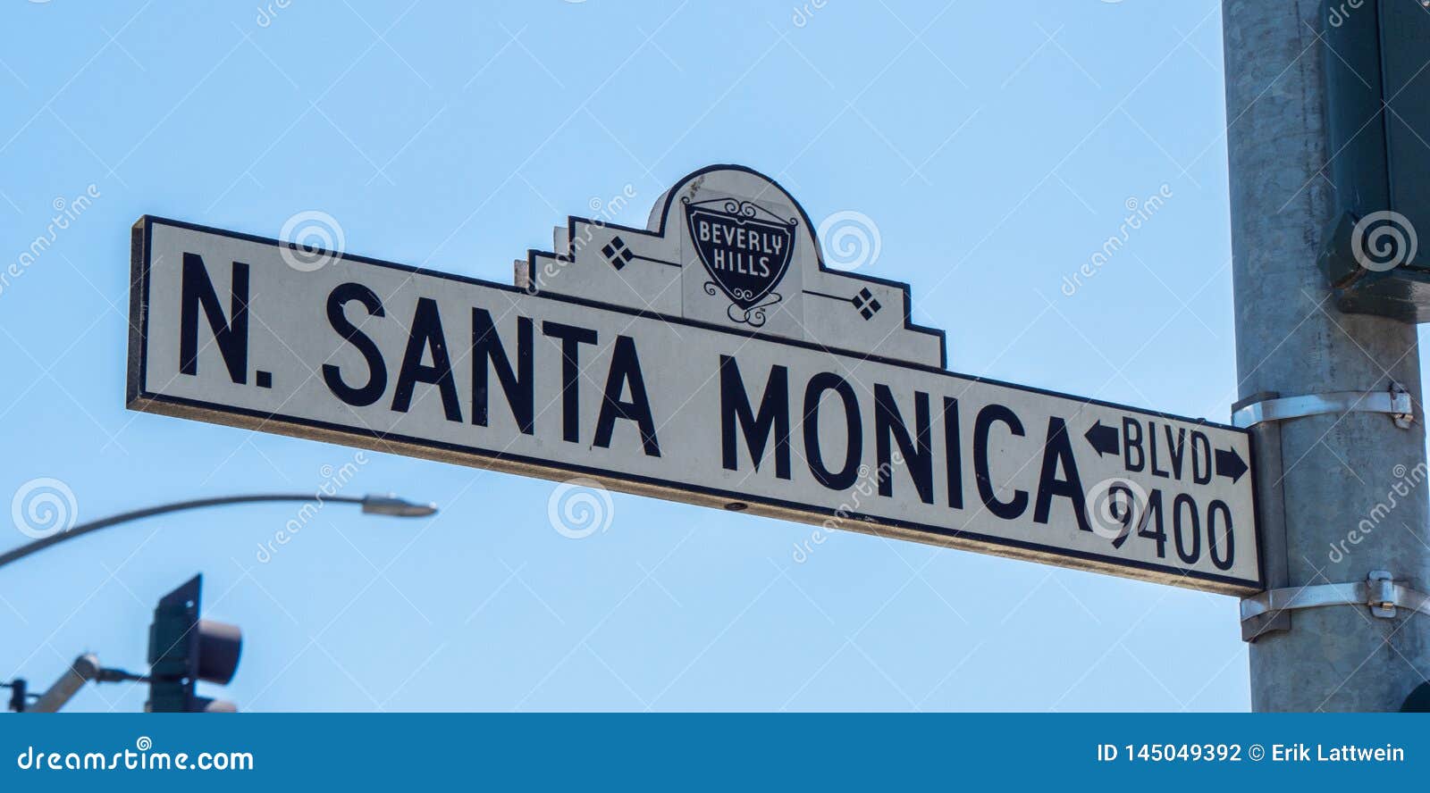 Placa de calle Santa Monica Boulevard en Beverly Hills - CALIFORNIA, los E.E.U.U. - 18 DE MARZO DE 2019. Placa de calle Santa Monica Boulevard en Beverly Hills - CALIFORNIA, ESTADOS UNIDOS - 18 DE MARZO DE 2019