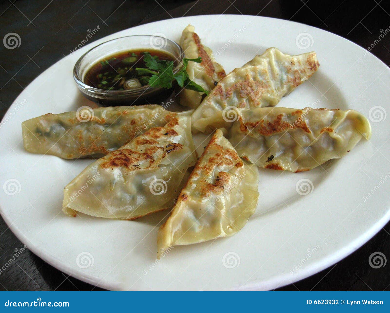 Placa De Potstickers En Restaurante Foto de archivo Imagen de crisol