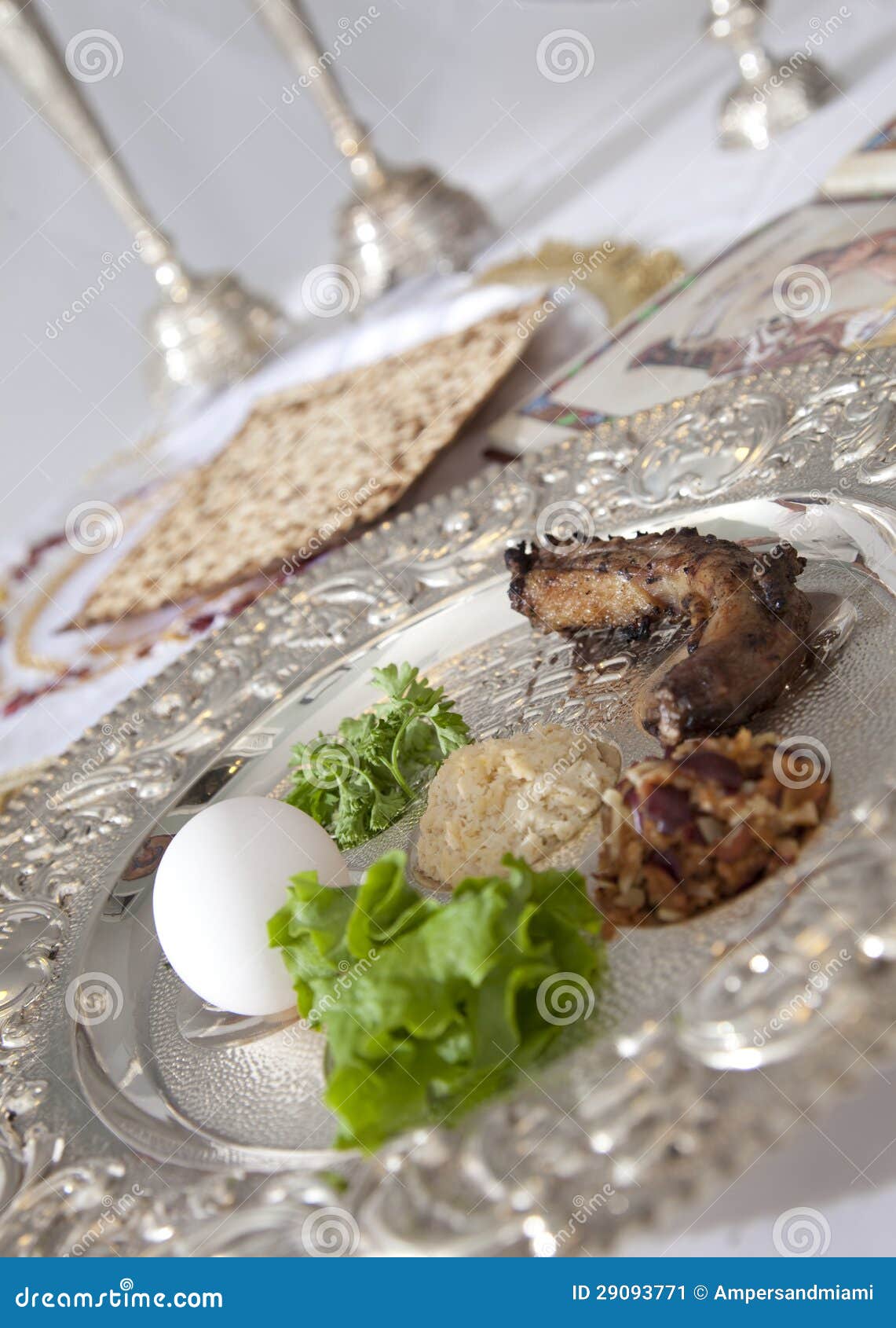 Placa de Seder do Passover. Símbolos tradicionais em uma placa do seder para o festival judaico do Passover.