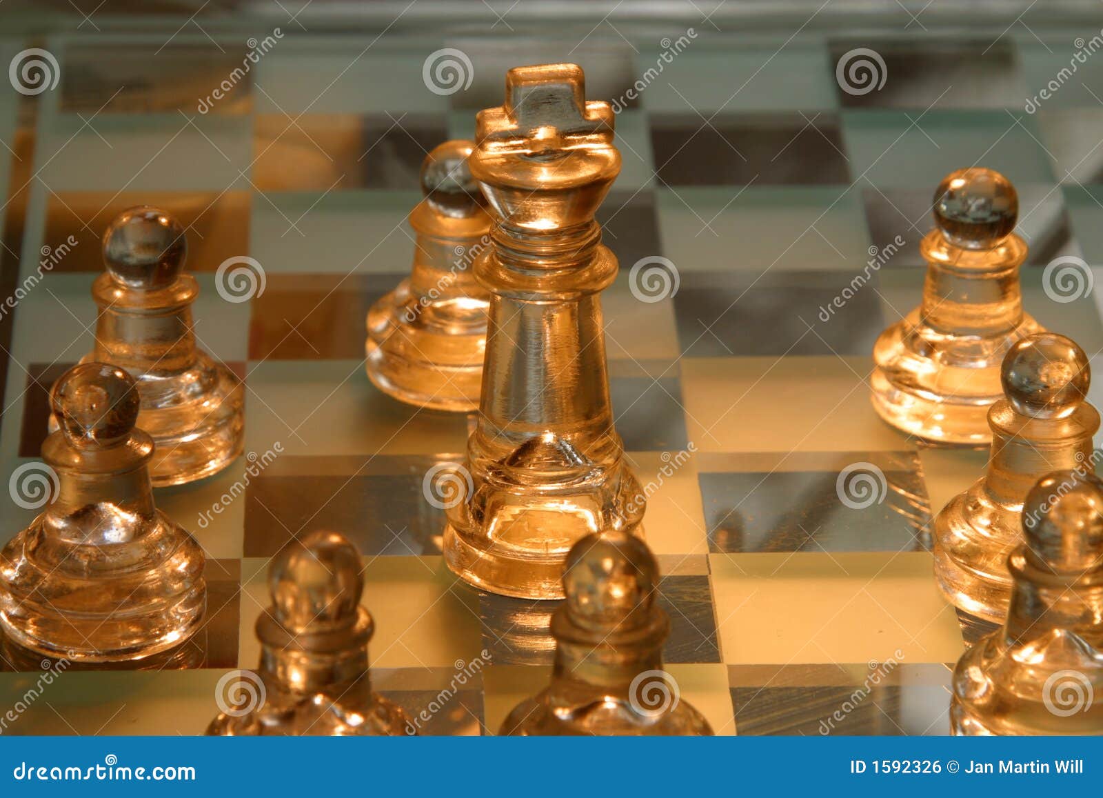 rei de xadrez dourado sozinho no tabuleiro de xadrez 8015844 Foto de stock  no Vecteezy