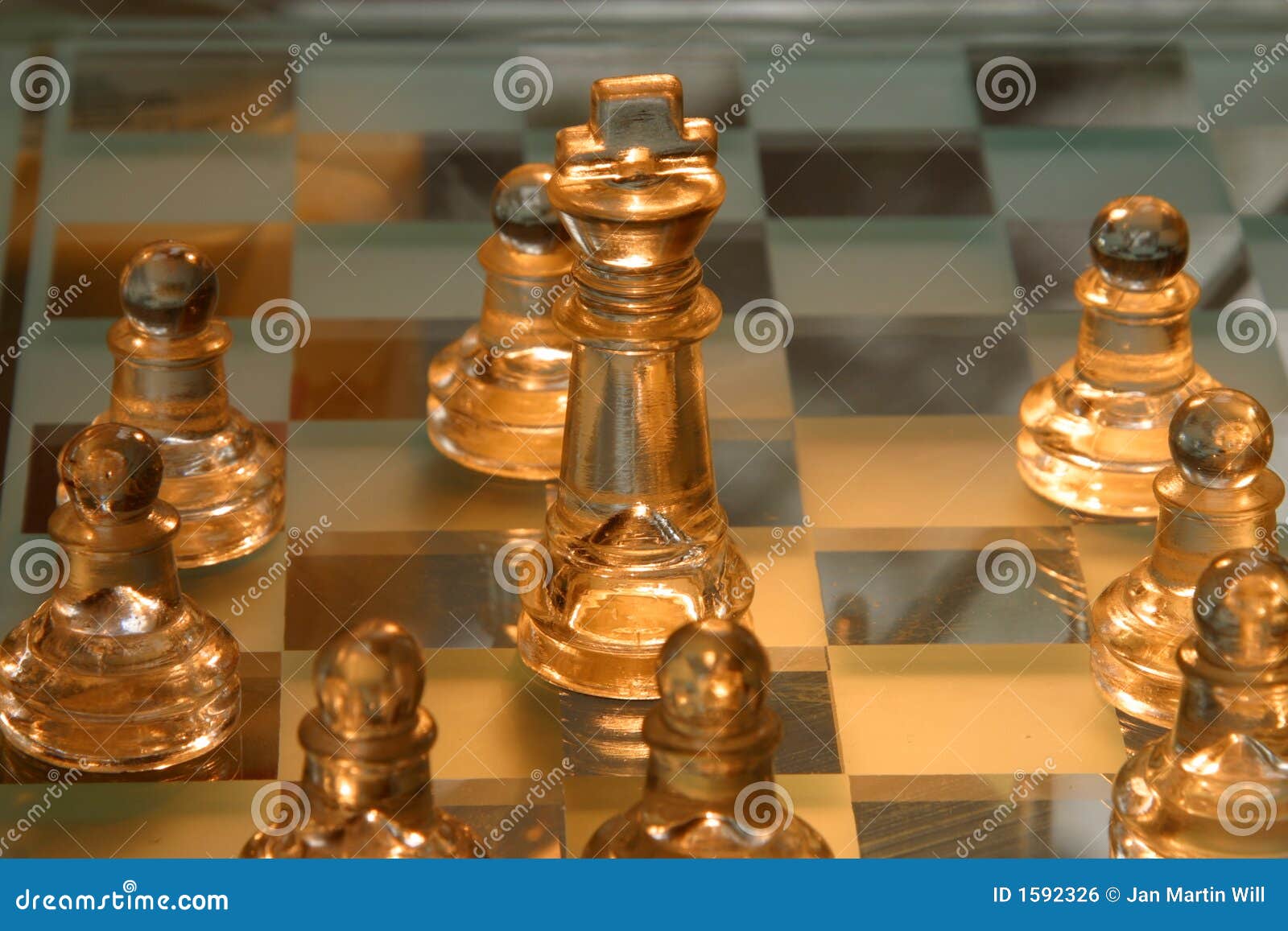 O Xadrez Do Rei Dourado É A Última Posição No Tabuleiro De Xadrez, Conceito  De Liderança Empresarial Bem-sucedida Foto Royalty Free, Gravuras, Imagens  e Banco de fotografias. Image 158154981