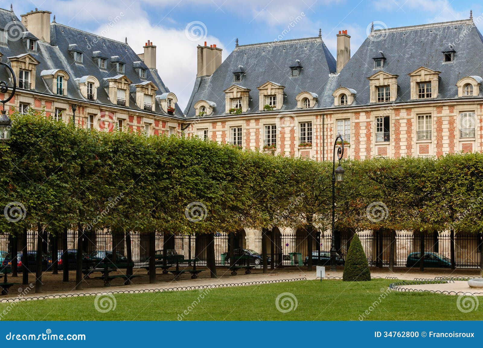 Place Des Vosges Square In Le Marais Paris Fran Stock 