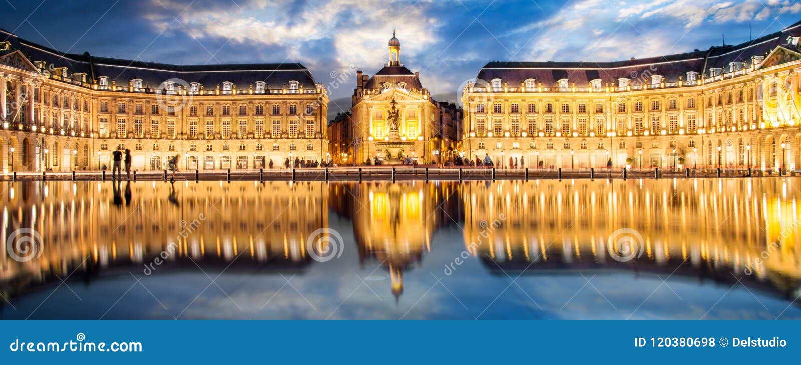 place la bourse in bordeaux, the water mirror by night france