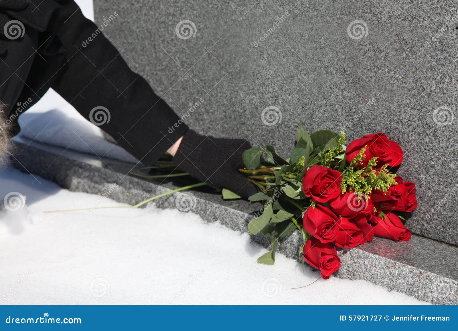 Можно розы на похороны. Кладет цветы на могилу. Букет роз на могилу. Люди с цветами на кладбище. Букет роз на кладбище.