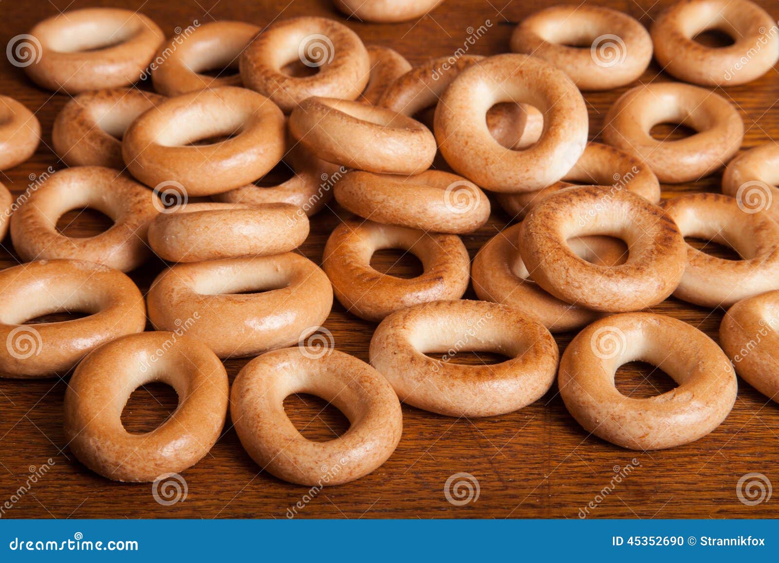 placer bagels on wooden with shallow depth of field