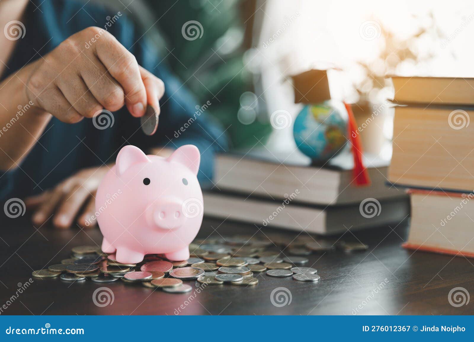 Placer Des Pièces Dans Une Tirelire. Concept D'économie D'argent Pour Une  Bourse D'études Pour étudier à L'étranger Au Niveau Univ Image stock -  Image du accroissement, coins: 276012367