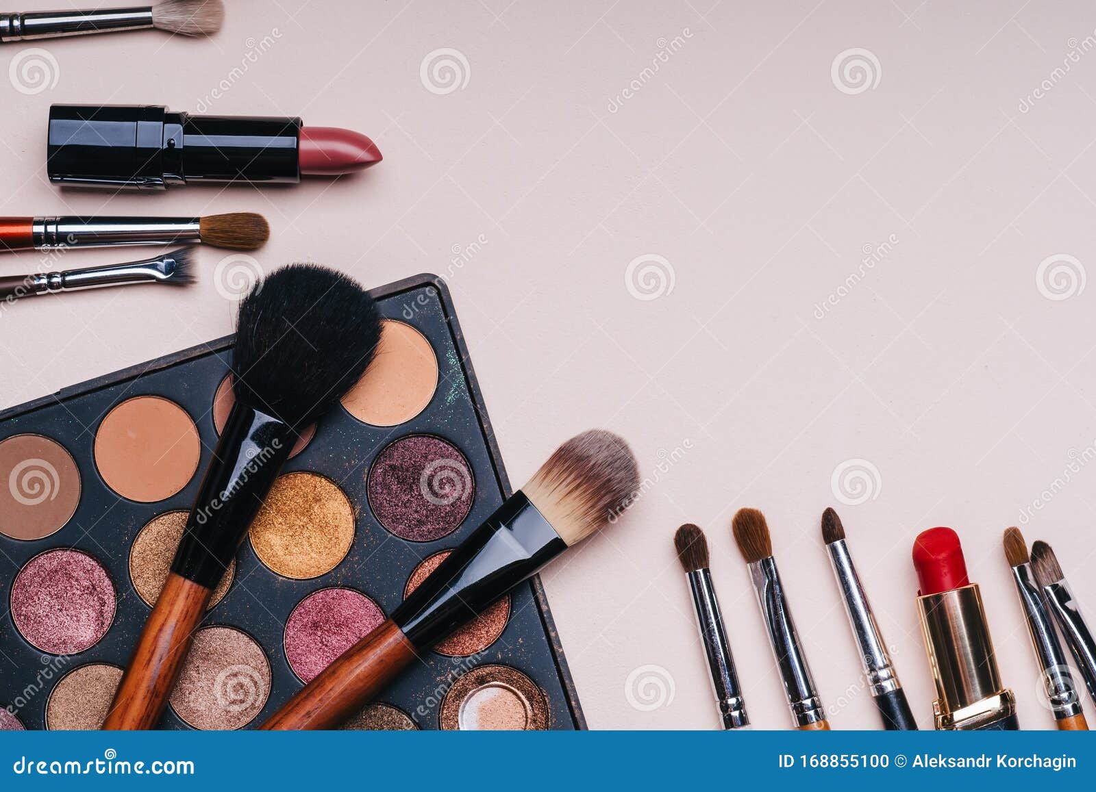 Placez Des Cosmétiques, Des Outils De Maquillage Et Accessoires  Professionnels Pour La Beauté Des Femmes Photo stock - Image du cosmétique,  balai: 168855100