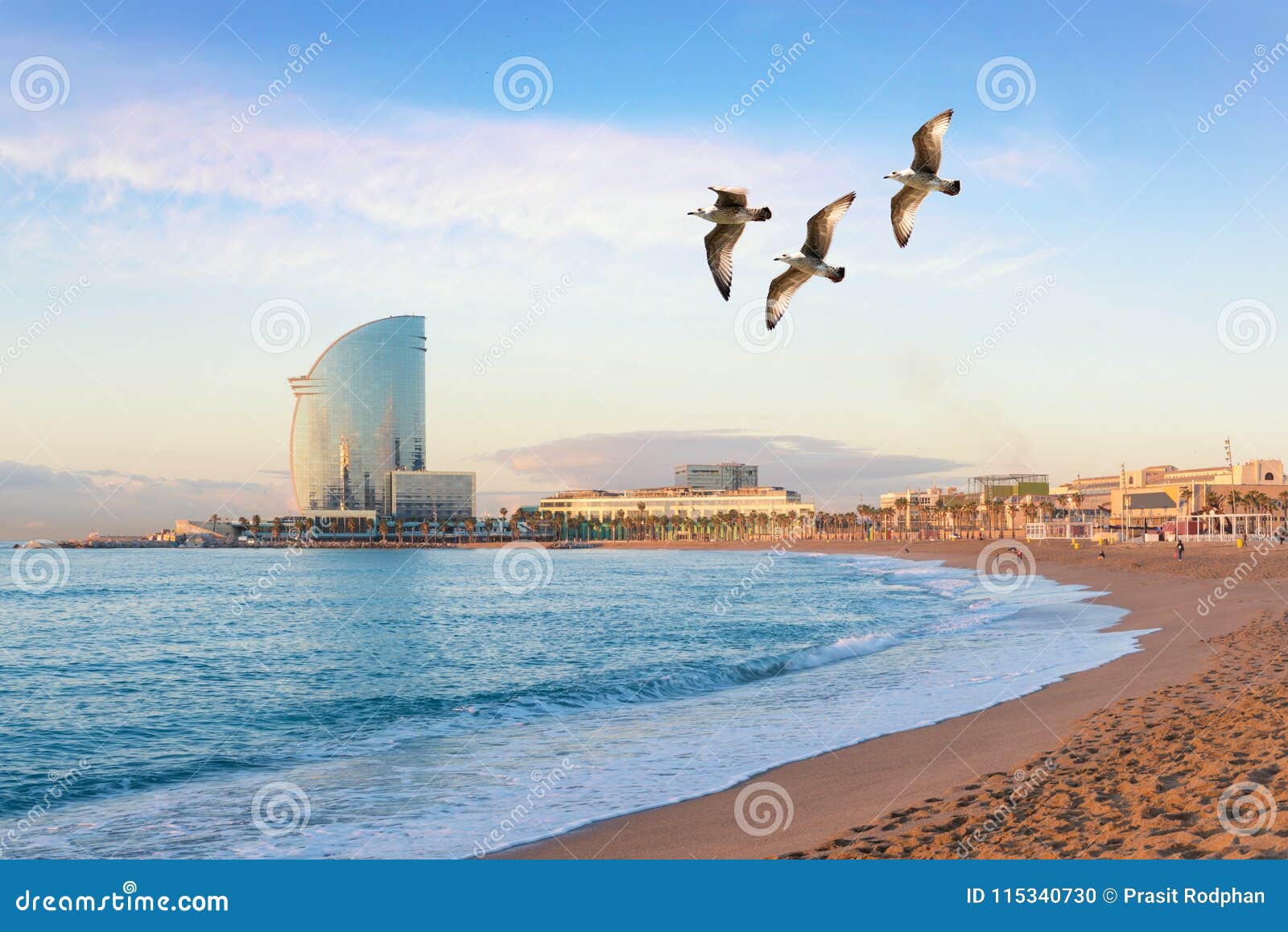 Plage De Barceloneta à Barcelone Avec Le Ciel Coloré Au