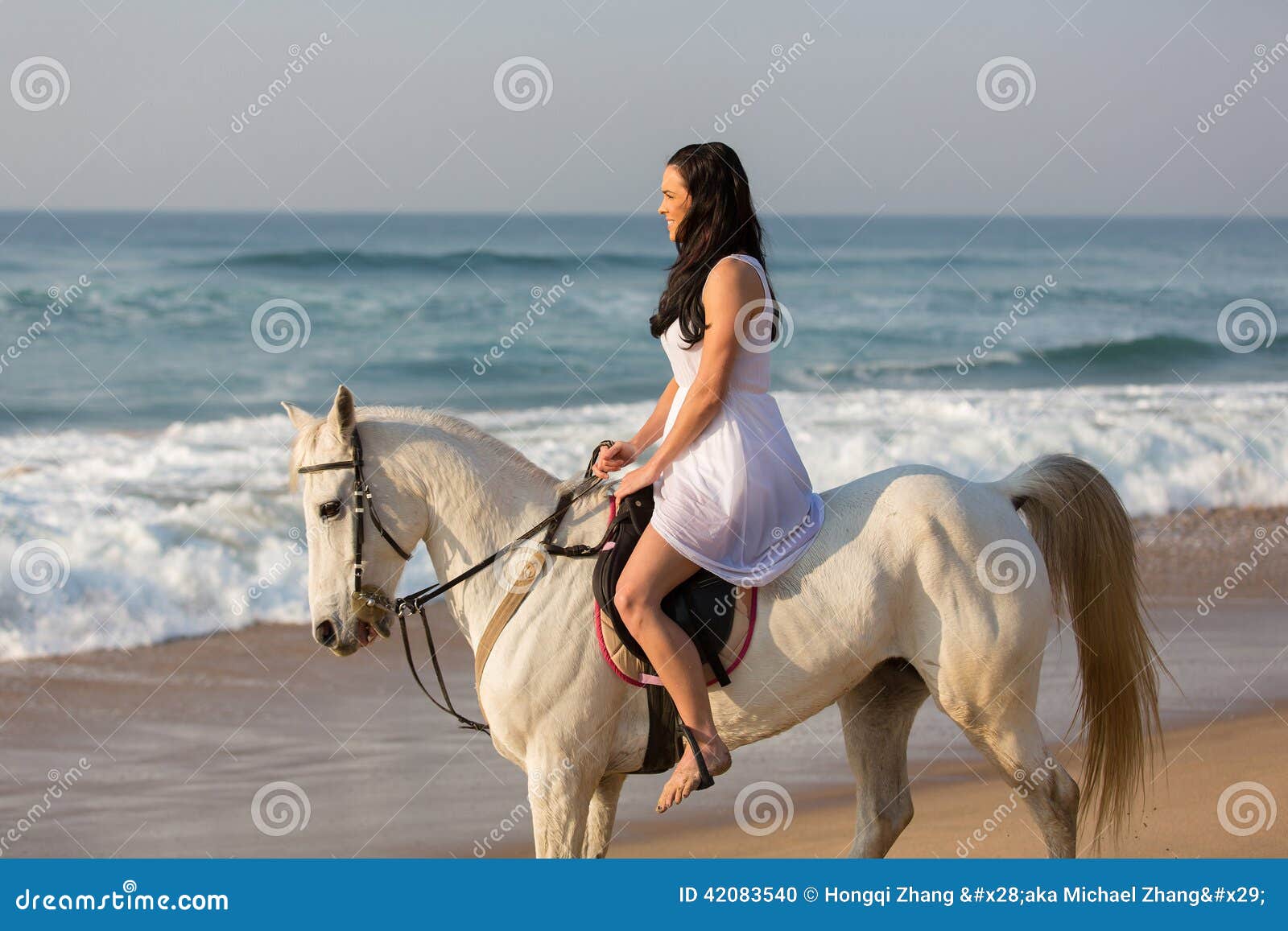 magnifique fille dans une blanc robe équitation une cheval sur le