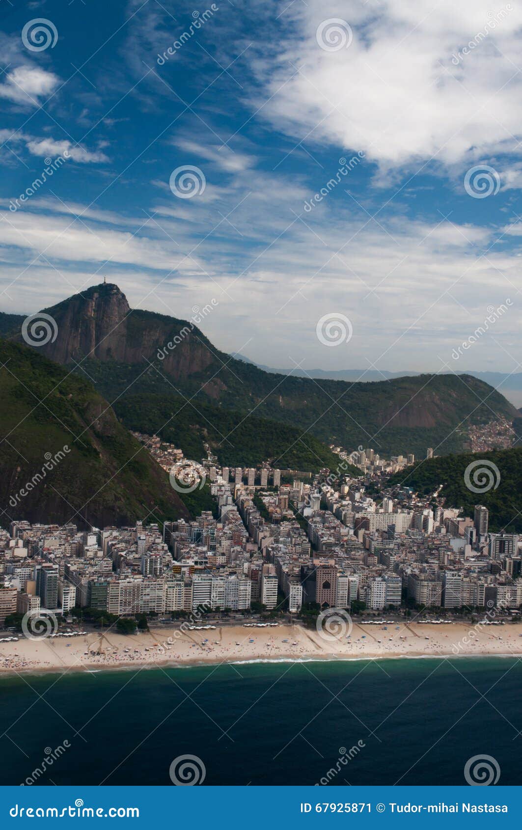 Plage De Copacabana Sous La Statue De Jesus Christ Image stock Image