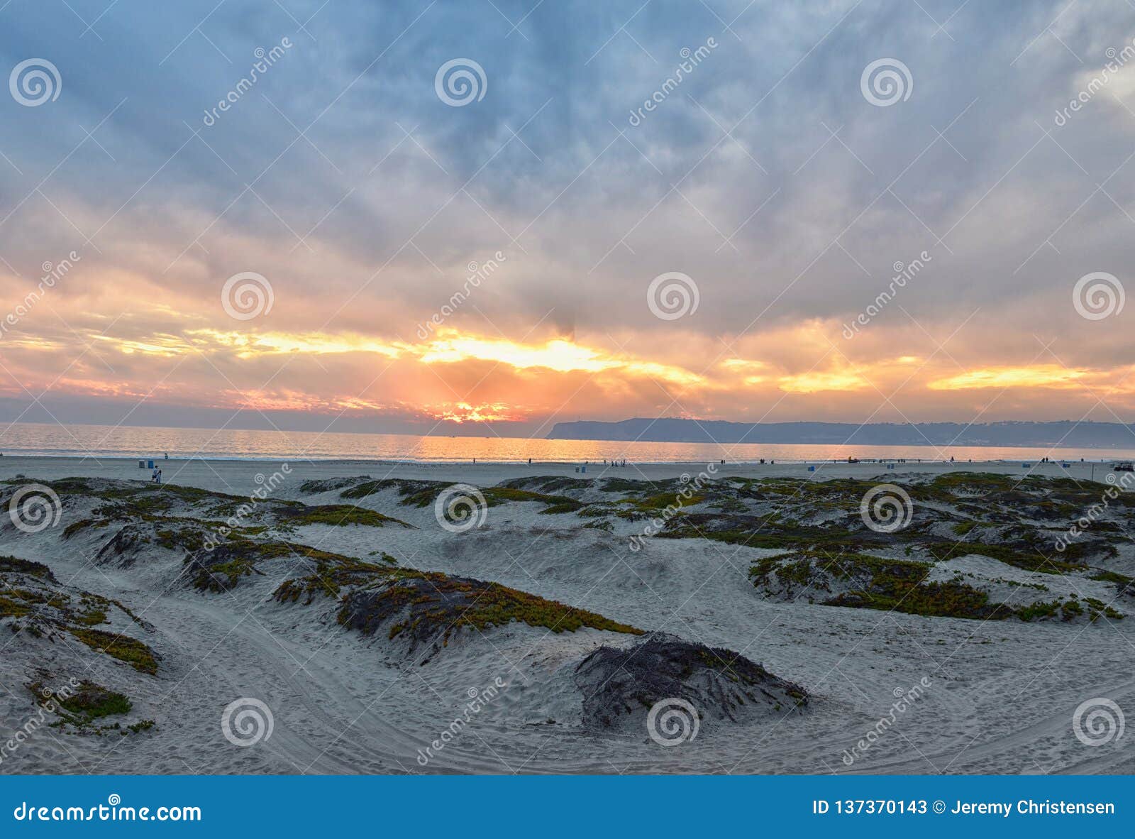 Plage de dunes avec coucher de soleil