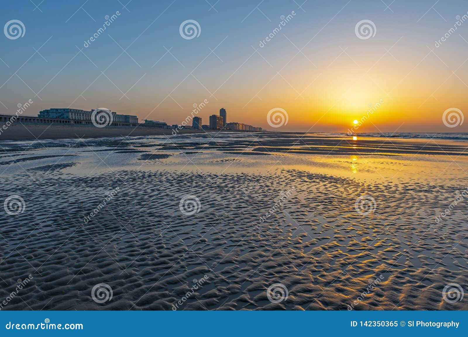 Plage De Ville Dostende Au Coucher Du Soleil Belgique