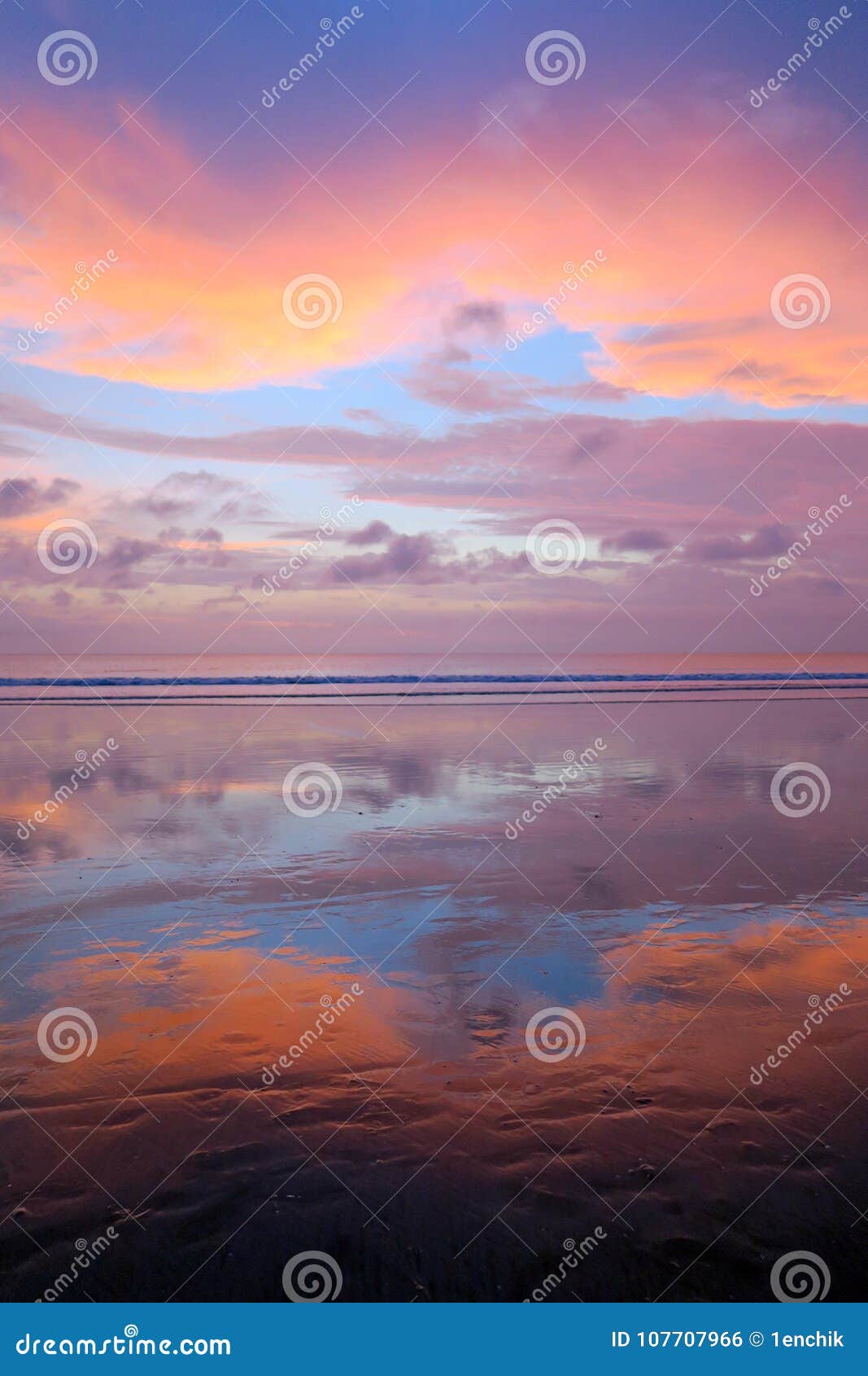 Plage Vide De Kuta Avec Des Couleurs étonnantes Coucher Du