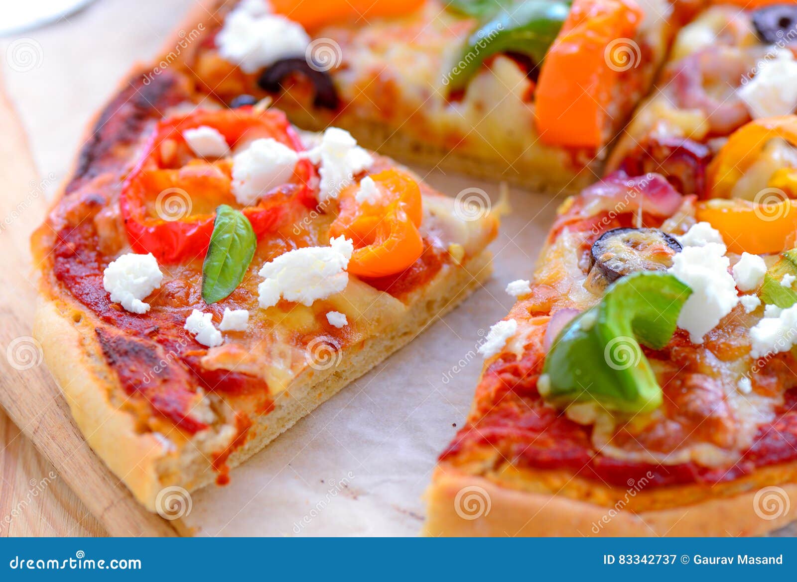 Plakken van de oven de verse Pizza. Dikke korst vegetarische die pizza in oven vers wordt gebakken Het bestaat uit kersentomaten, peper, olijven, basilicum, kaas als bovenste laagjes