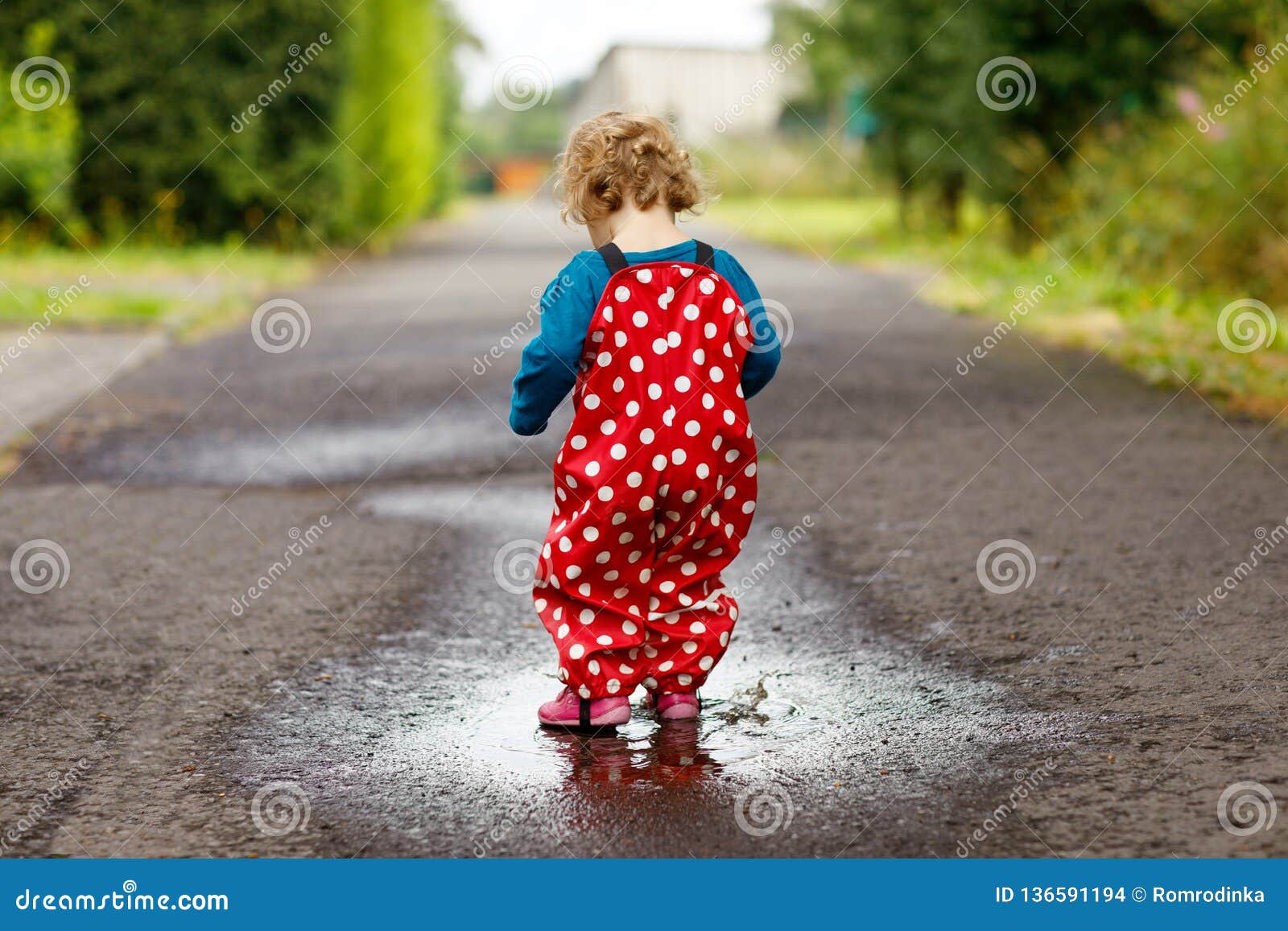 Plan Rapproche Des Bottes De Pluie De Petite Fille D Enfant En Bas Age Et Des Pantalons Et De La Marche De Port Pendant Le Vergla Photo Stock Image Du Ressort Ayant