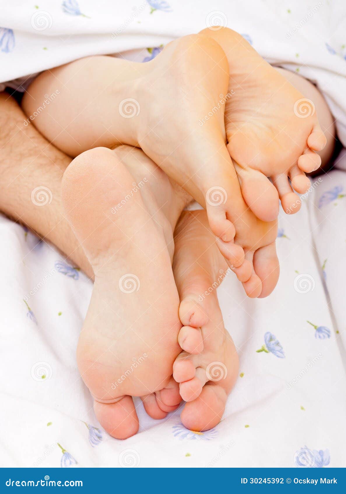 Couples feet. Ноги пары в кровати. Пары ног ног женщинами лесби. Ноги парочки в кровати фото. Пара ноги вверх картинка.