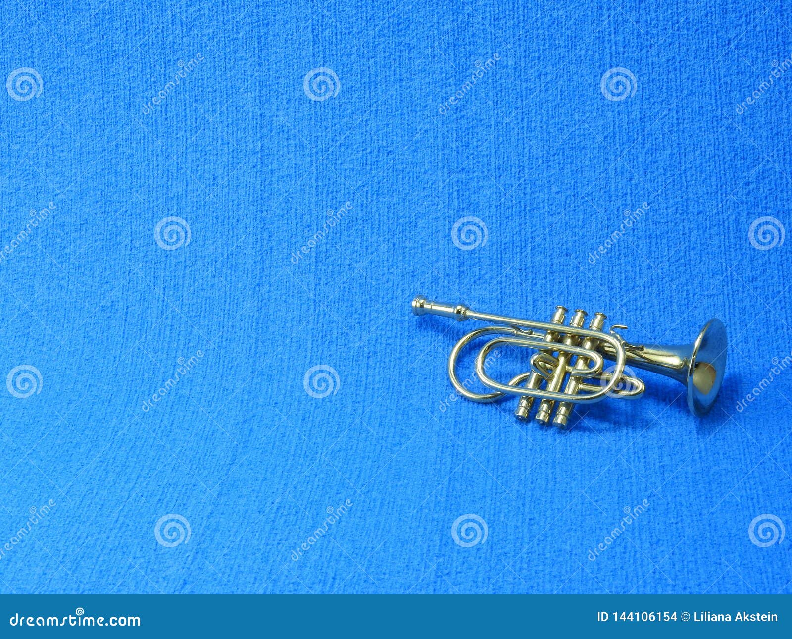 Plan Rapproch? D'une Trompette Miniature Sur Le Fond Bleu Photo