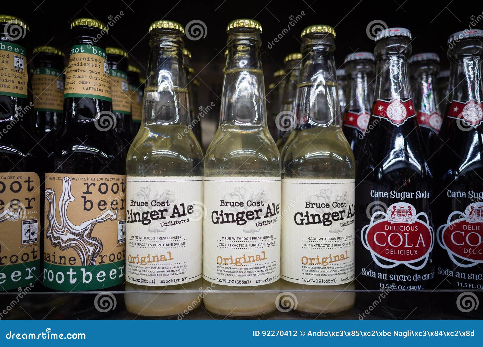 Plan rapproché de bière de Ginger Ale, de racine et des bouteilles de Cane Sugar Cola dessus. Plan rapproché de bière de Ginger Ale, de racine et des bouteilles de Cane Sugar Cola sur le rayon de magasin - 11 mai 2017, avenue de Lexington, New York City, NY, Etats-Unis