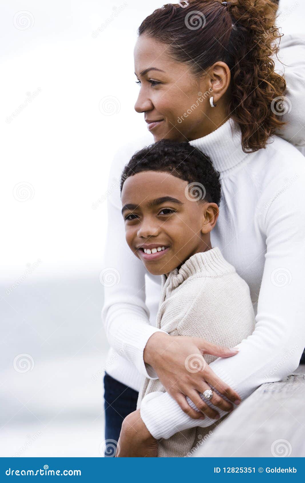 Plan rapproché de fils de embrassement de mère afro-américaine. Plan rapproché de mère afro-américaine et de fils à la plage