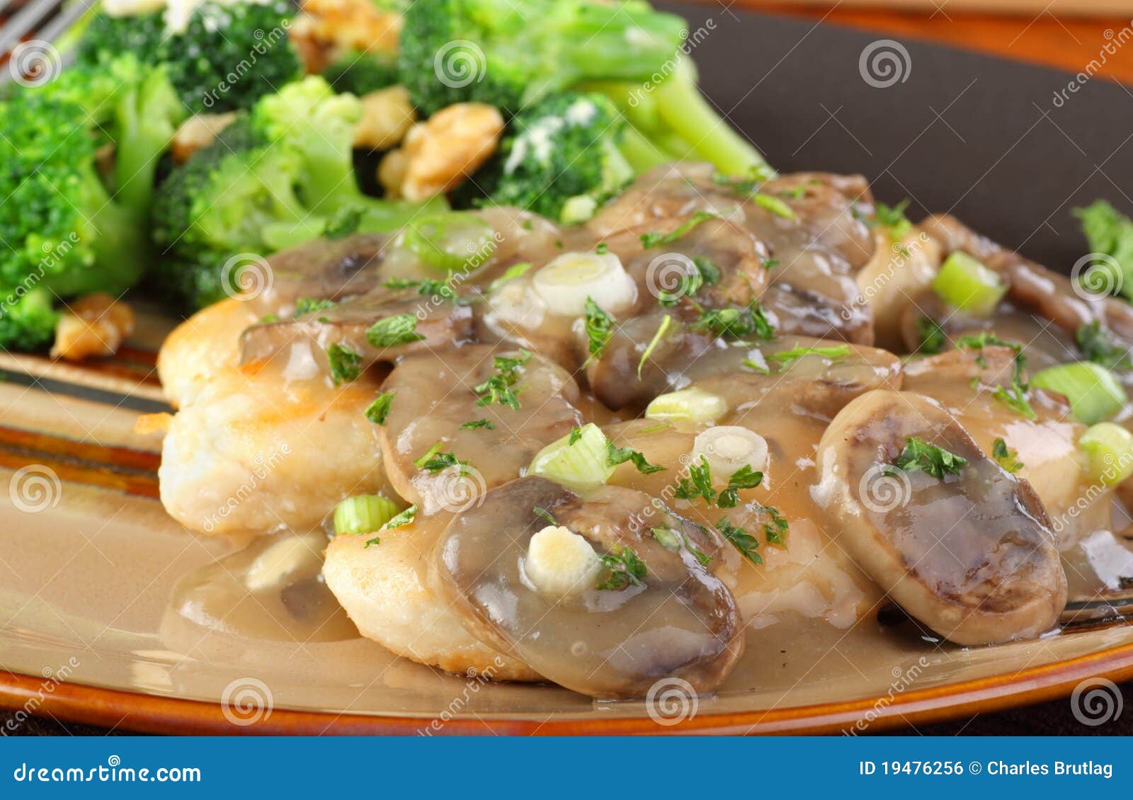 Plan Rapproché De Sauce Au Jus De Poulet Et De Champignon De Couche