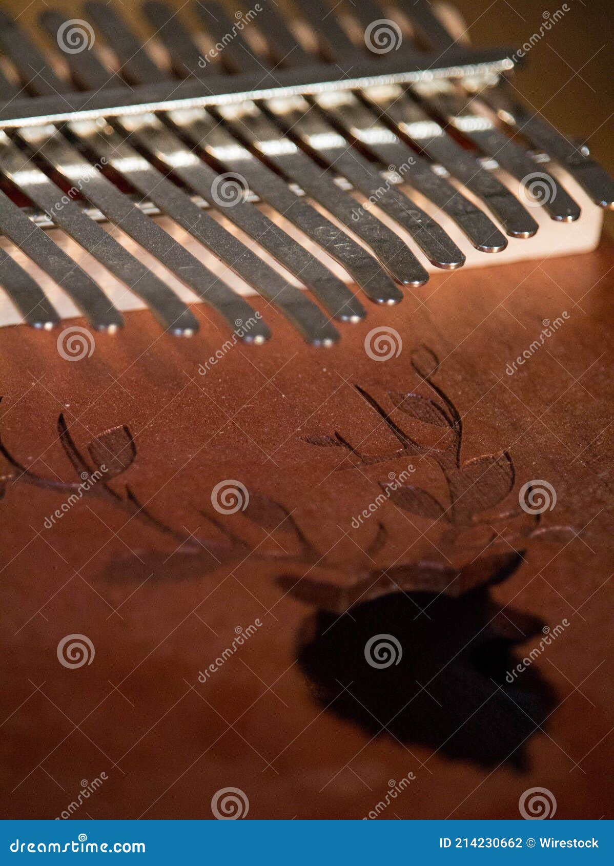 Plan Vertical D'un Piano à Pouce Kalimba Photo stock - Image du instrument,  verticale: 214230662