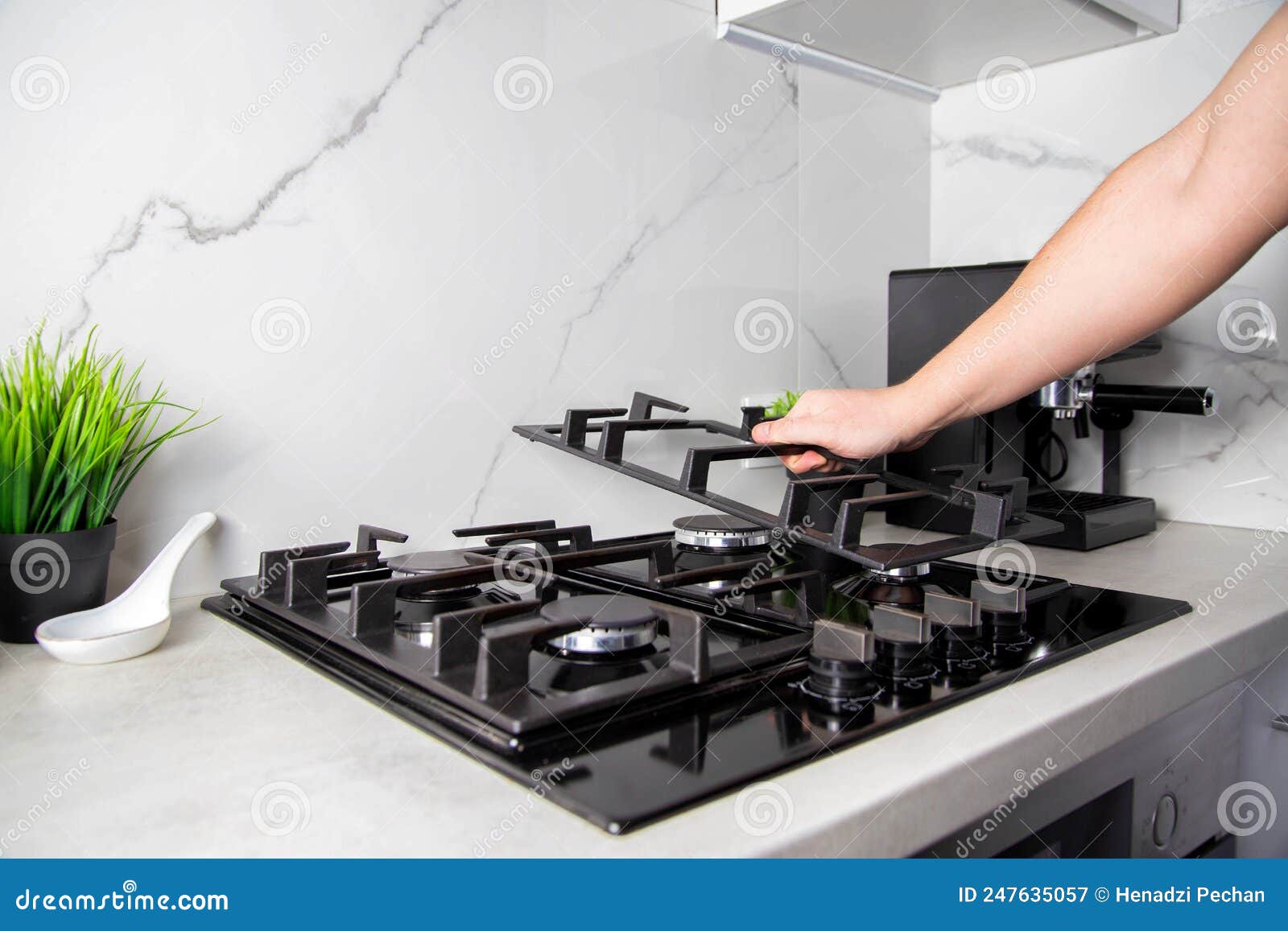 Plancha De Hierro Fundido Balanceado Sobre Fogones De Gas Para Una Cocina  Sencilla Con Todo Tipo De Utensilios De Cocina. Espacio Imagen de archivo -  Imagen de flor, hombre: 247635057