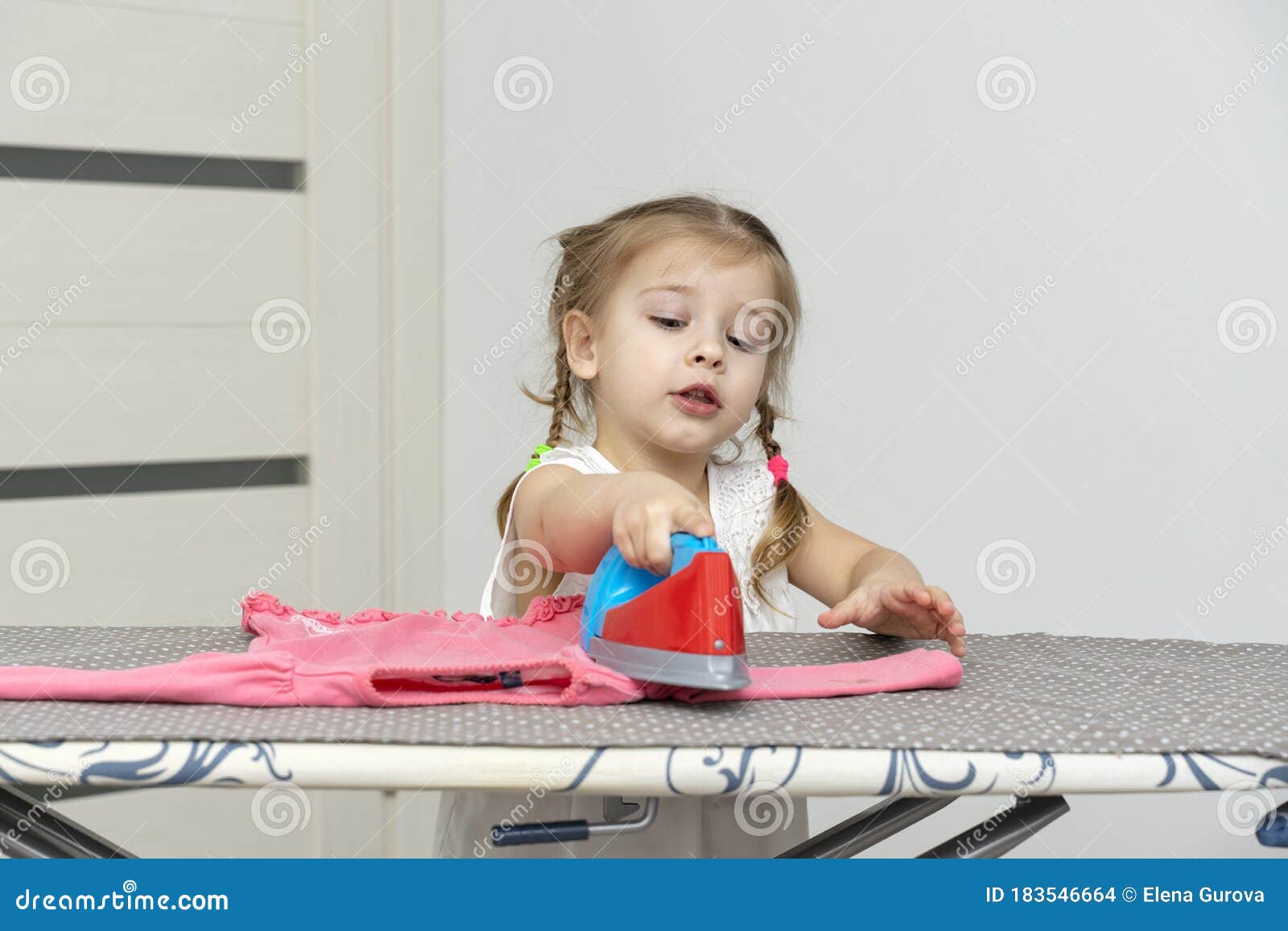 Planchado Infantil Con Una Plancha De Foto de archivo - Imagen de casa, juguete: 183546664