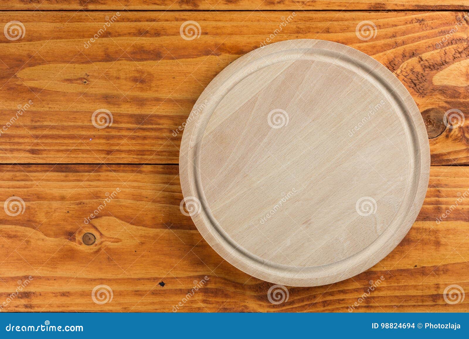 Planche à Découper Ronde De Cuisine Sur La Table De Cuisine