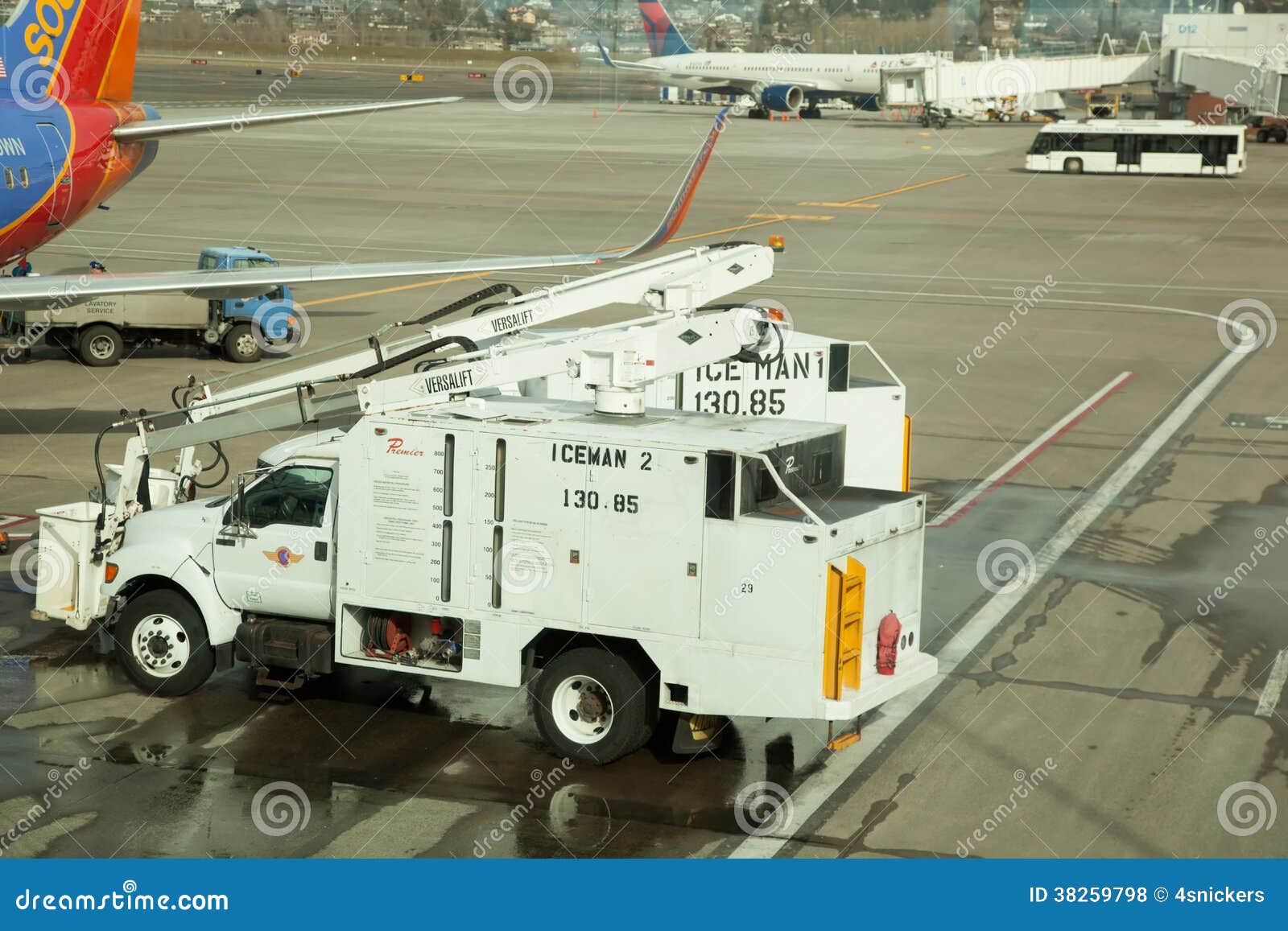 Plane DeIcing Truck editorial stock photo. Image of preparation 38259798