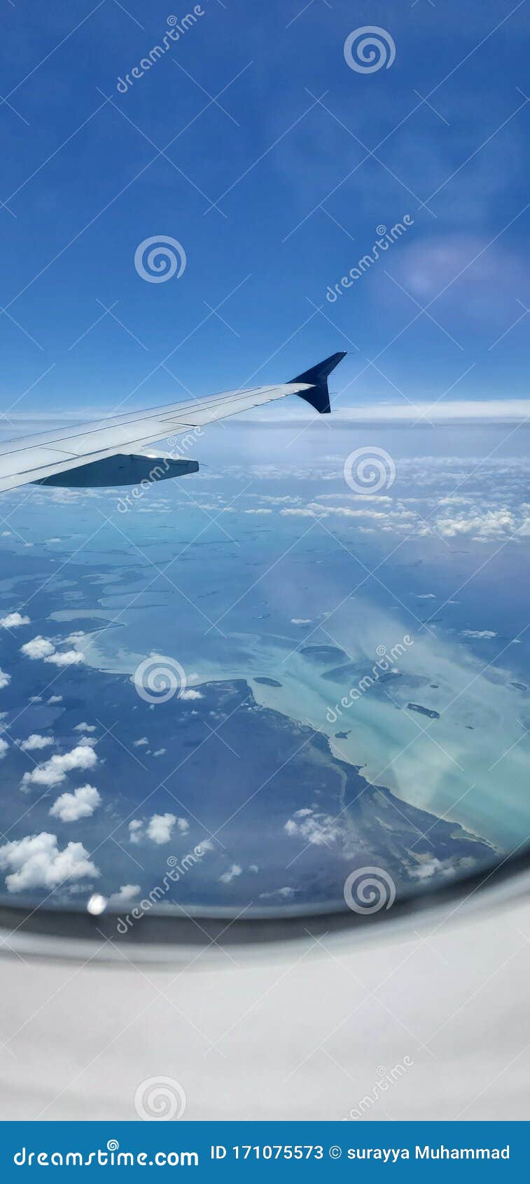 Plane flying over cuba editorial stock photo. Image of cuba 171075573