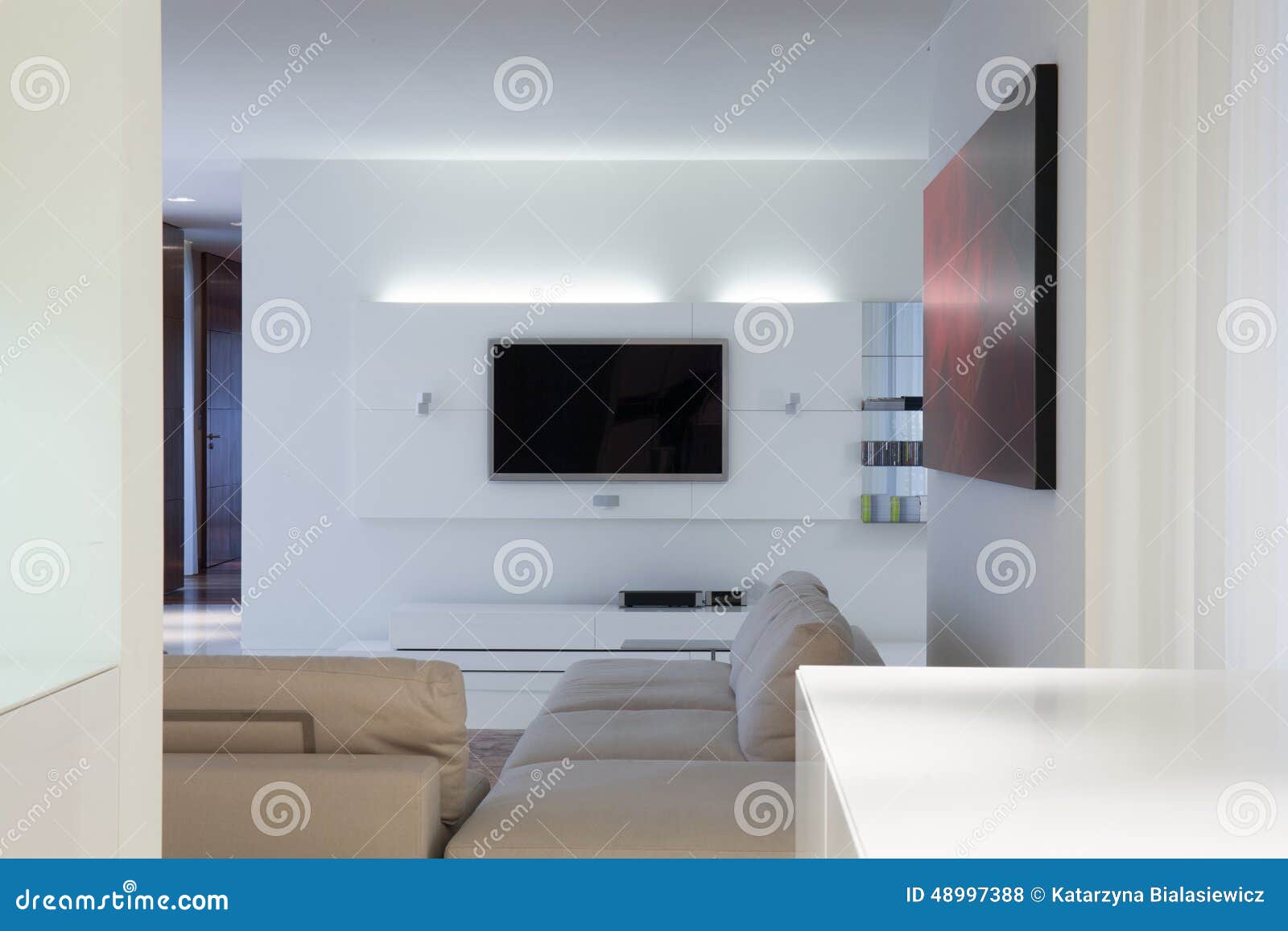 Grå och vit vardagsrum med den tvställningen och soffan arkivfoto ...