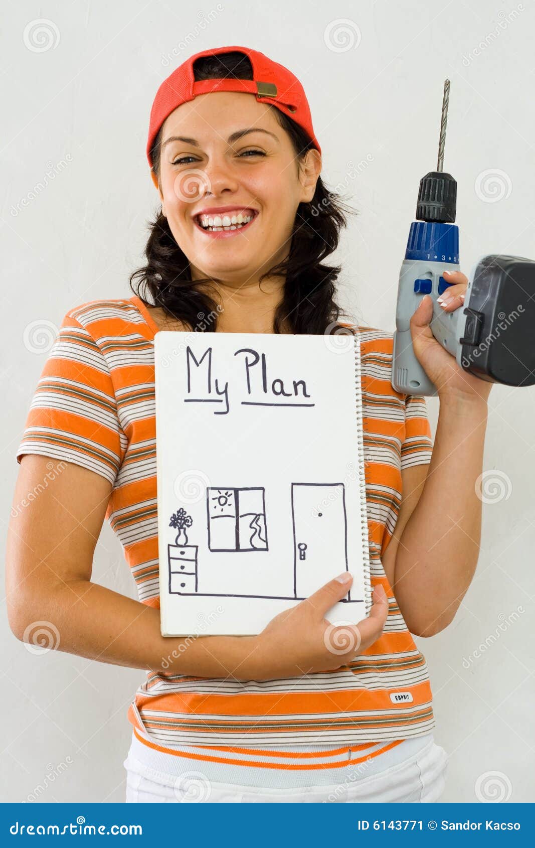 Plans. Une femme heureuse disposant à exécuter son plan.