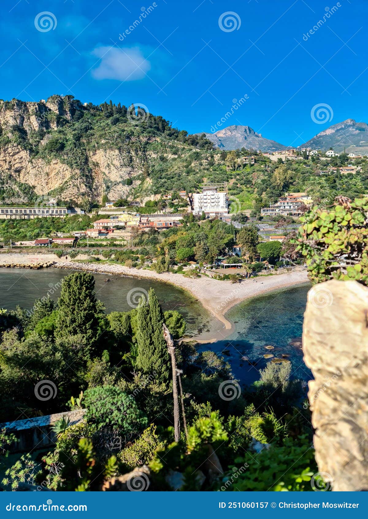 Planta De Dragão De Pequena Dimensão Com Vista Cênica No Dia Ensolarado Da  Ilha Turística Isola Bella Em Taormina Siciliana Itália Imagem de Stock -  Imagem de litoral, console: 251060157