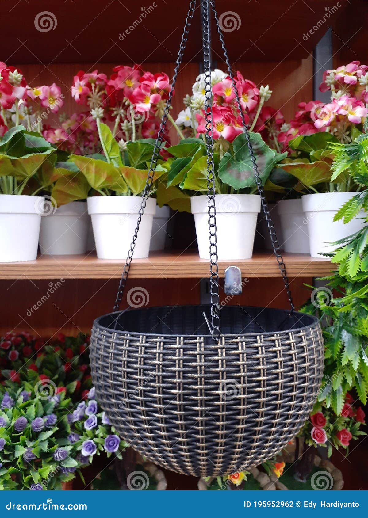 Plantas Artificiales Y Macetas Decorativas Para El Diseño Interior. Foto de  archivo - Imagen de hermoso, ramo: 195952962