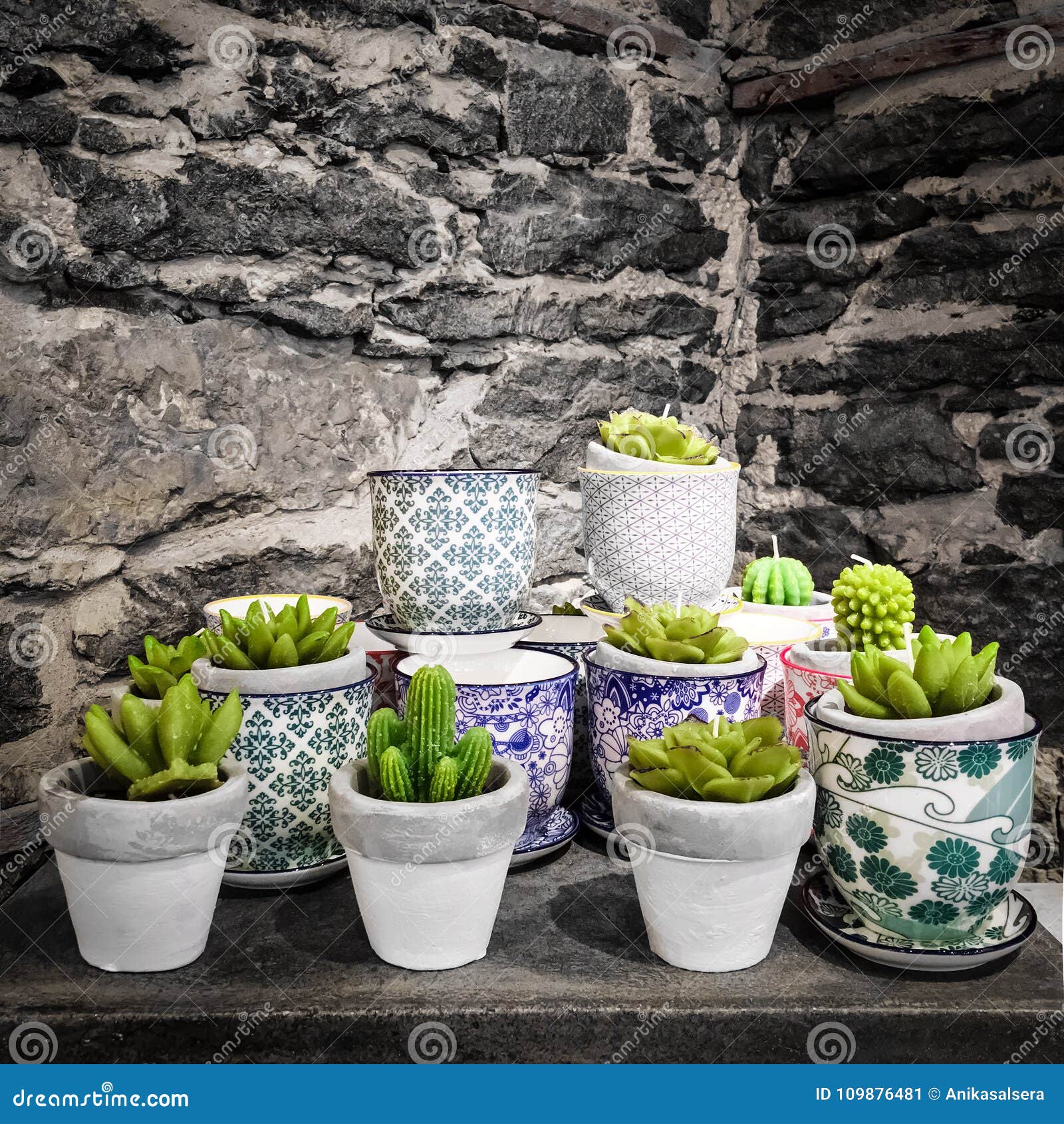 Plantas Suculentas Artificiales En El Fondo De Piedra Imagen de archivo -  Imagen de velas, flora: 109876481