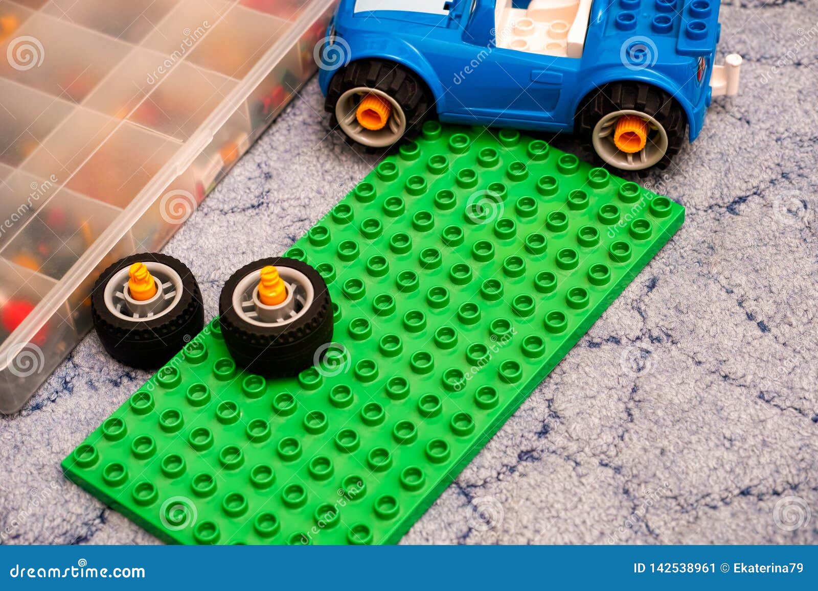 Plaque De Base, Voiture, Roues Et Boîte De Vert De Lego Duplo Sur Le  Plancher Photo éditorial - Image du personne, bleu: 142538961