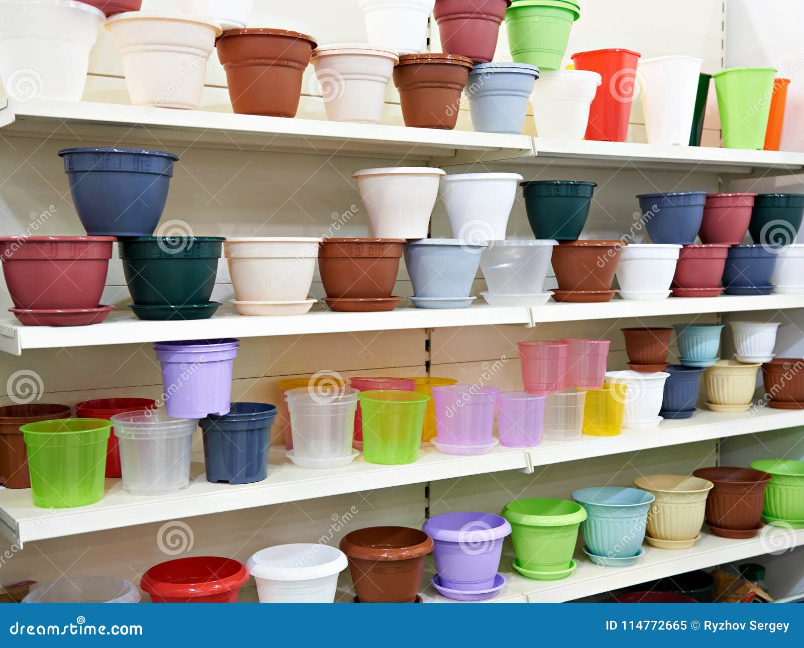 Plastic Bloempotten Teller in Opslag Stock Afbeelding - Image of kleurrijk, voorwerp: 114772665