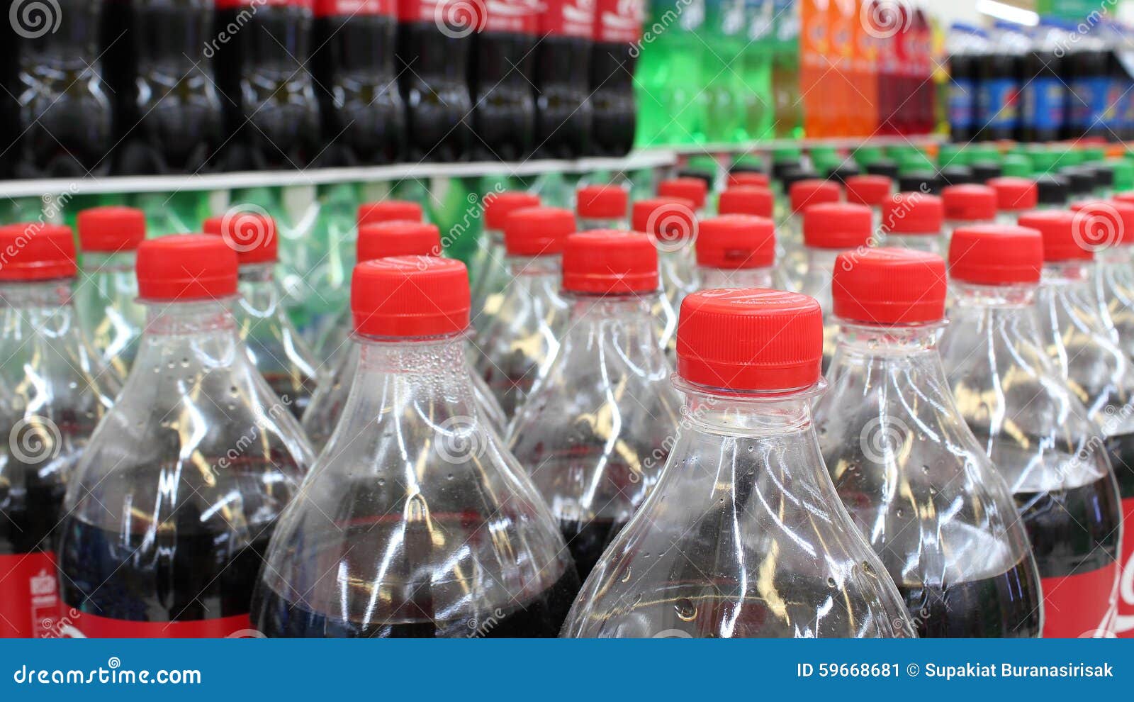 elf duurzame grondstof Detecteerbaar Plastic bottles in shop stock image. Image of drink, full - 59668681