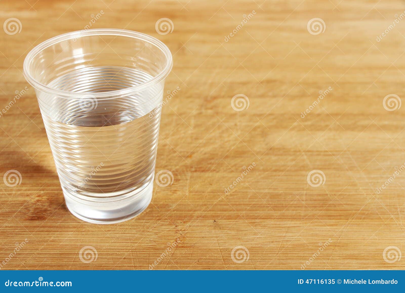 https://thumbs.dreamstime.com/z/plastic-cup-full-water-chopping-board-view-wooden-space-text-right-landscape-cut-47116135.jpg