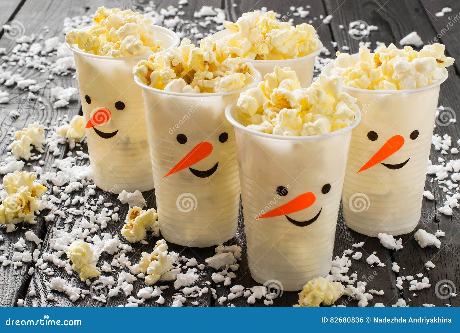 https://thumbs.dreamstime.com/z/plastic-cups-form-snowmen-popcorn-homemade-applique-idea-christmas-party-diy-concept-82680836.jpg