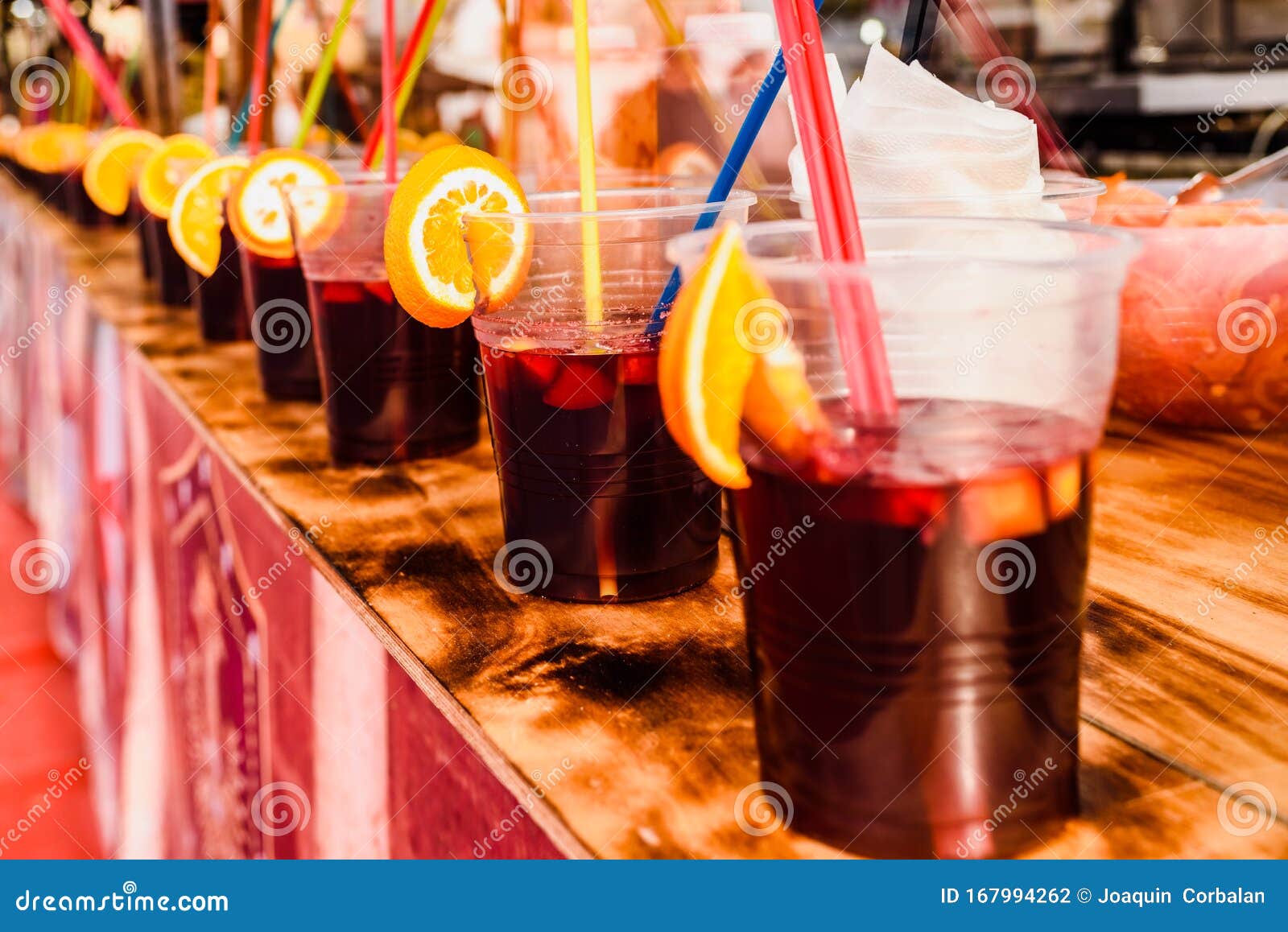https://thumbs.dreamstime.com/z/plastic-cups-refreshing-drinks-alcohol-bar-summer-festival-spain-plastic-cups-refreshing-drinks-167994262.jpg